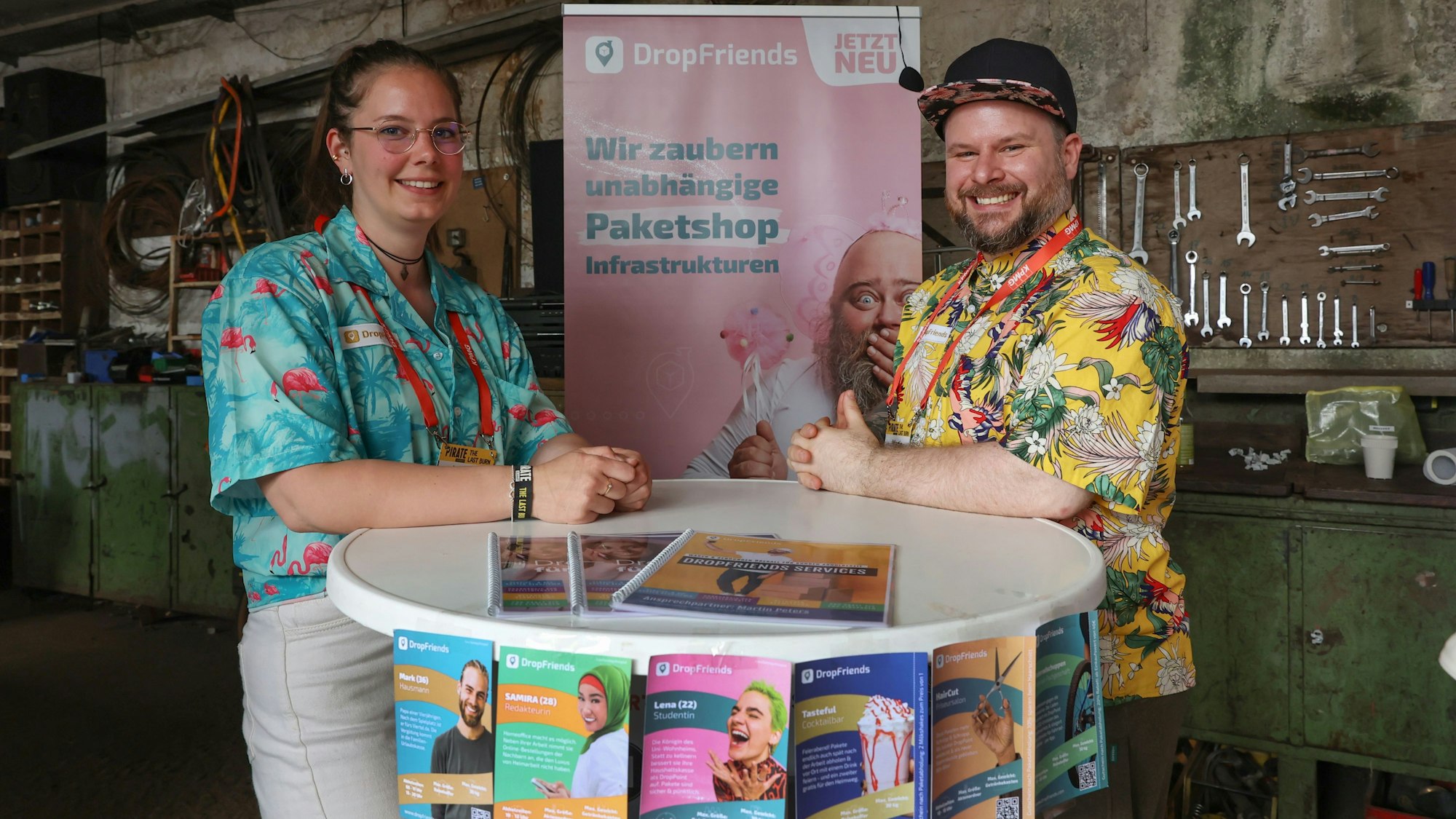 Martin Peters präsentierte beim Pirate Summit im Odonien mit Mitarbeiterin Johanna Haerther Drop-Friends mit bunten Flyern.