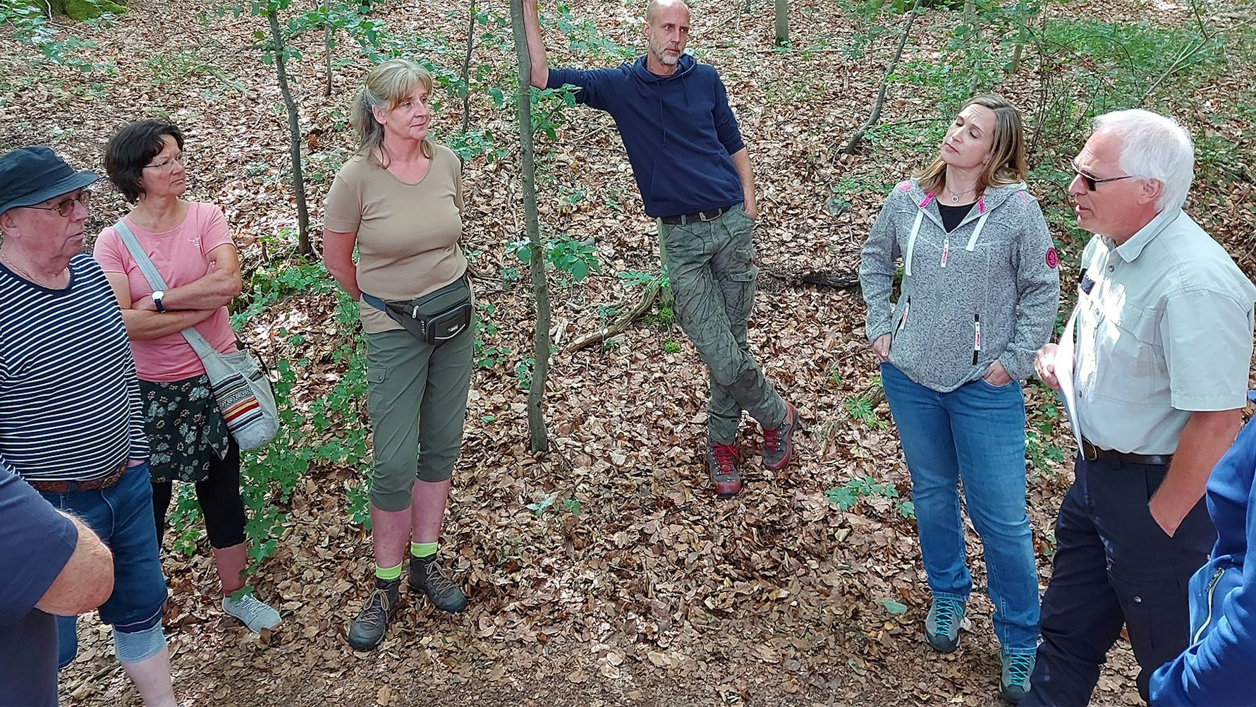 Die Gruppe beim Vor-Ort-Termin im Tiergarten.