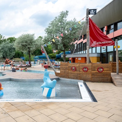 Ein dreigeteiltes Schwimmbecken mit Tierfiguren und ein Kinder-Piratenschiff gibt es im Höhenbergbad.