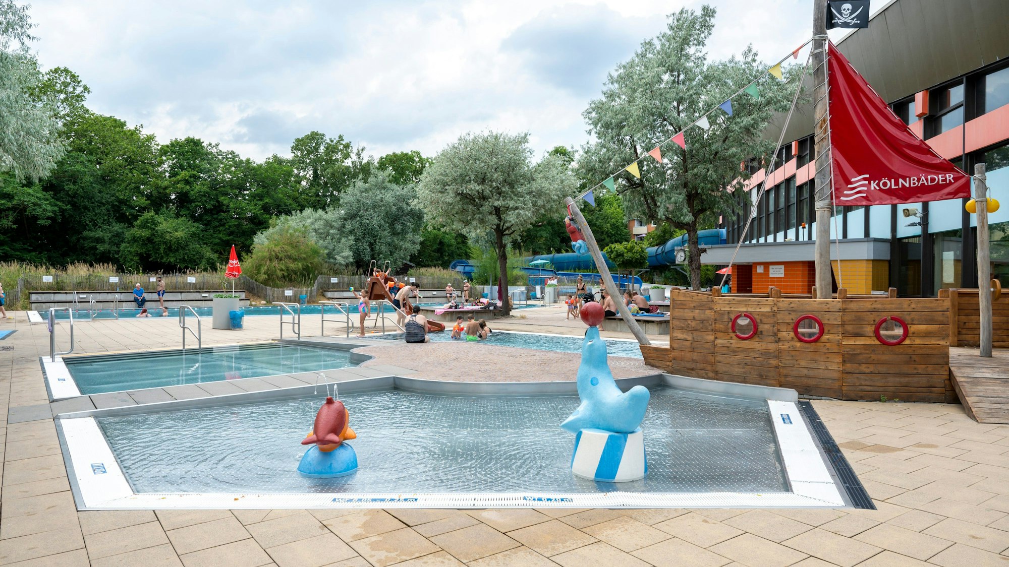 Ein dreigeteiltes Schwimmbecken mit Tierfiguren und ein Kinder-Piratenschiff gibt es im Höhenbergbad.