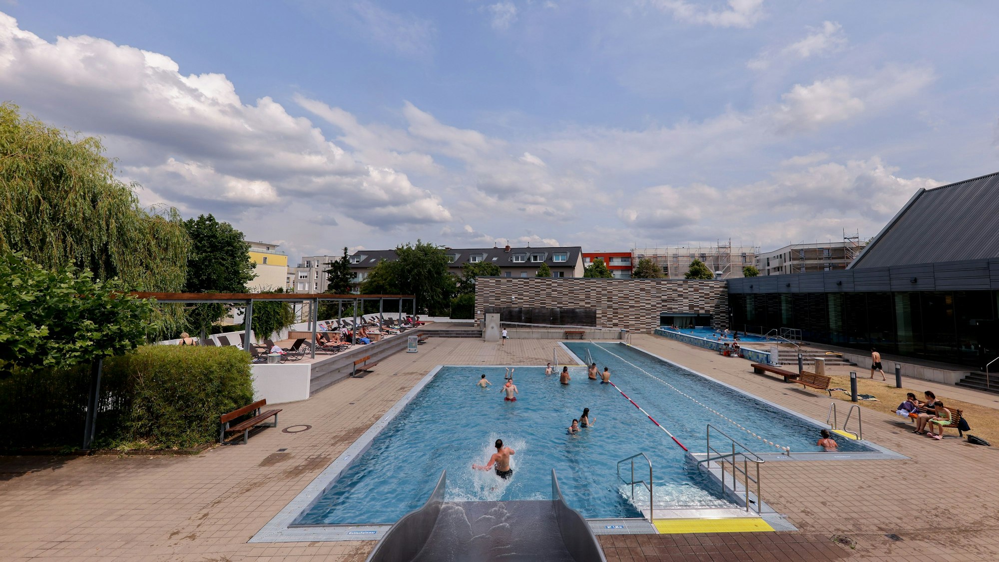 Das Zollstockbad hat ein geteiltes Außenbecken mit zwei Schwimmbahnen und Spaßbereich.