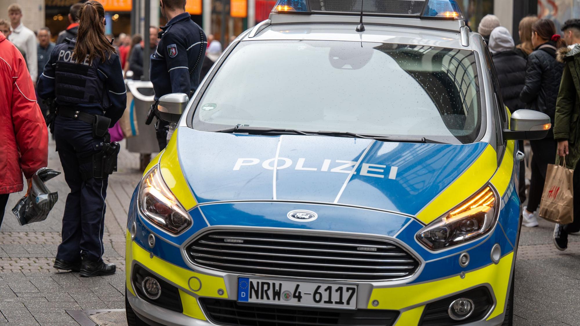 Zu sehen ist ein Einsatzfahrzeug der Kölner Polizei in der Schildergasse.