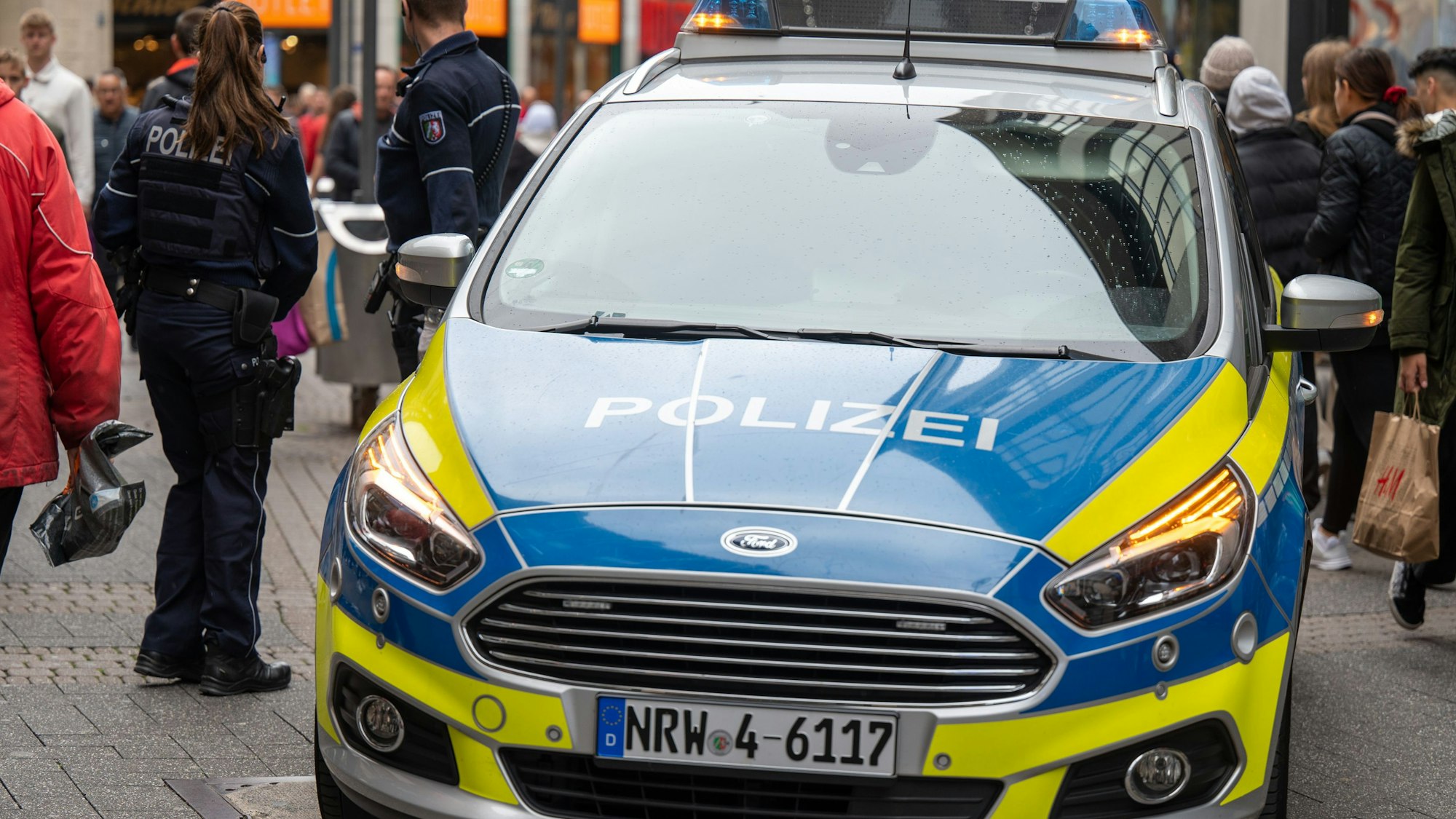 Zu sehen ist ein Einsatzfahrzeug der Kölner Polizei in der Schildergasse.