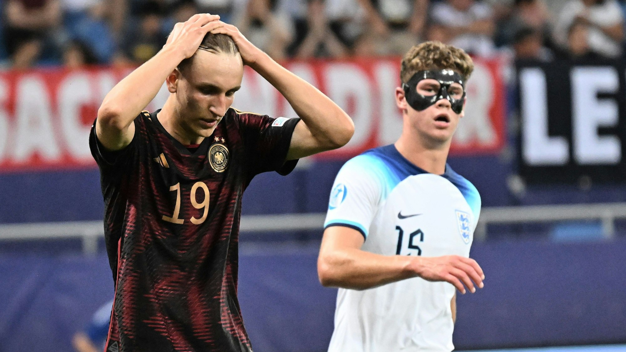 Deutschlands Nelson Weiper (l) rauft sich die Haare während Englands Charlie Cresswell hinter ihm läuft.