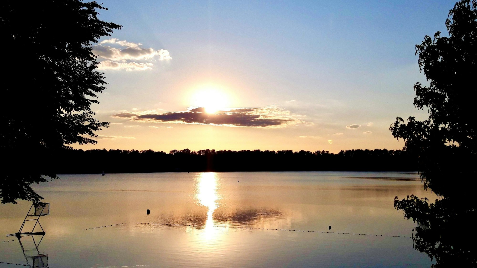 Das Foto zeigt den Sonnenuntergang am Liblarer See. Dort war am 11. August 2023 eine Leiche gefunden worden.