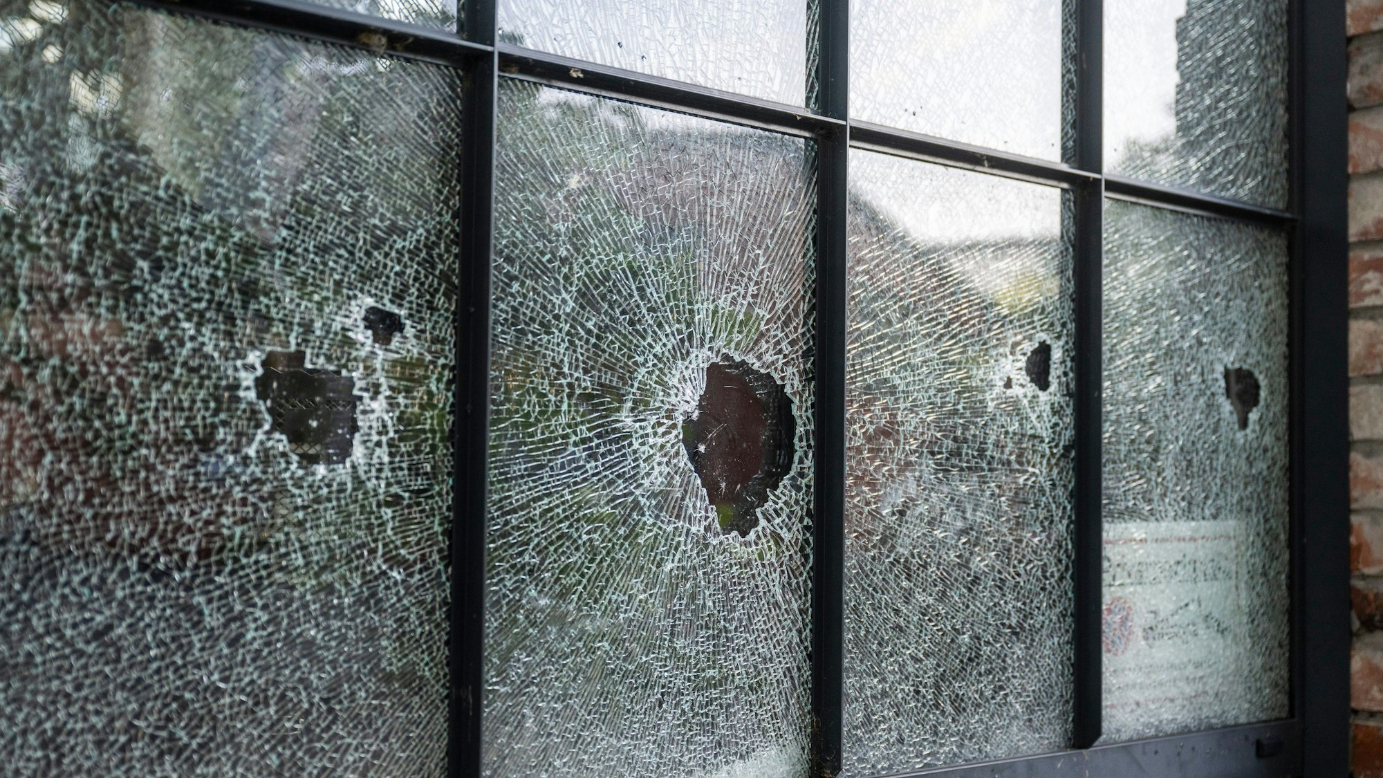 Am Firmen-Sitz der Rammstein GbR in Berlin wurden Scheiben eingeschlagen. Der Staatsschutz ermittelt.