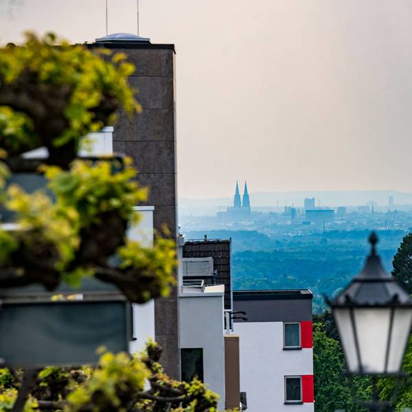 05.05.2022, Bensberg:
Feature Wetter Frühling Himmel Sonne Flora Dom
Blick auf Köln und den Kölner Dom von der Schlossstraße in Bensberg aus gesehen. Bensberg ist ein Stadtteil von der Stadt Bergisch Gladbach in NRW.
Die Mittelachse des Bensberger Schlosses und damit auch die Schlossstraße sind exakt auf den Kölner Dom ausgerichtet.
Donnerstag 5. Mai 2022
Aufgenommen am: 05.05.2022
Foto: Alexander Roll (Staff)