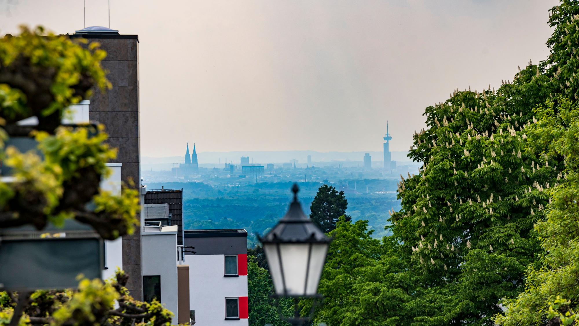 05.05.2022, Bensberg:
Feature Wetter Frühling Himmel Sonne Flora Dom
Blick auf Köln und den Kölner Dom von der Schlossstraße in Bensberg aus gesehen. Bensberg ist ein Stadtteil von der Stadt Bergisch Gladbach in NRW.
Die Mittelachse des Bensberger Schlosses und damit auch die Schlossstraße sind exakt auf den Kölner Dom ausgerichtet.
Donnerstag 5. Mai 2022
Aufgenommen am: 05.05.2022
Foto: Alexander Roll (Staff)