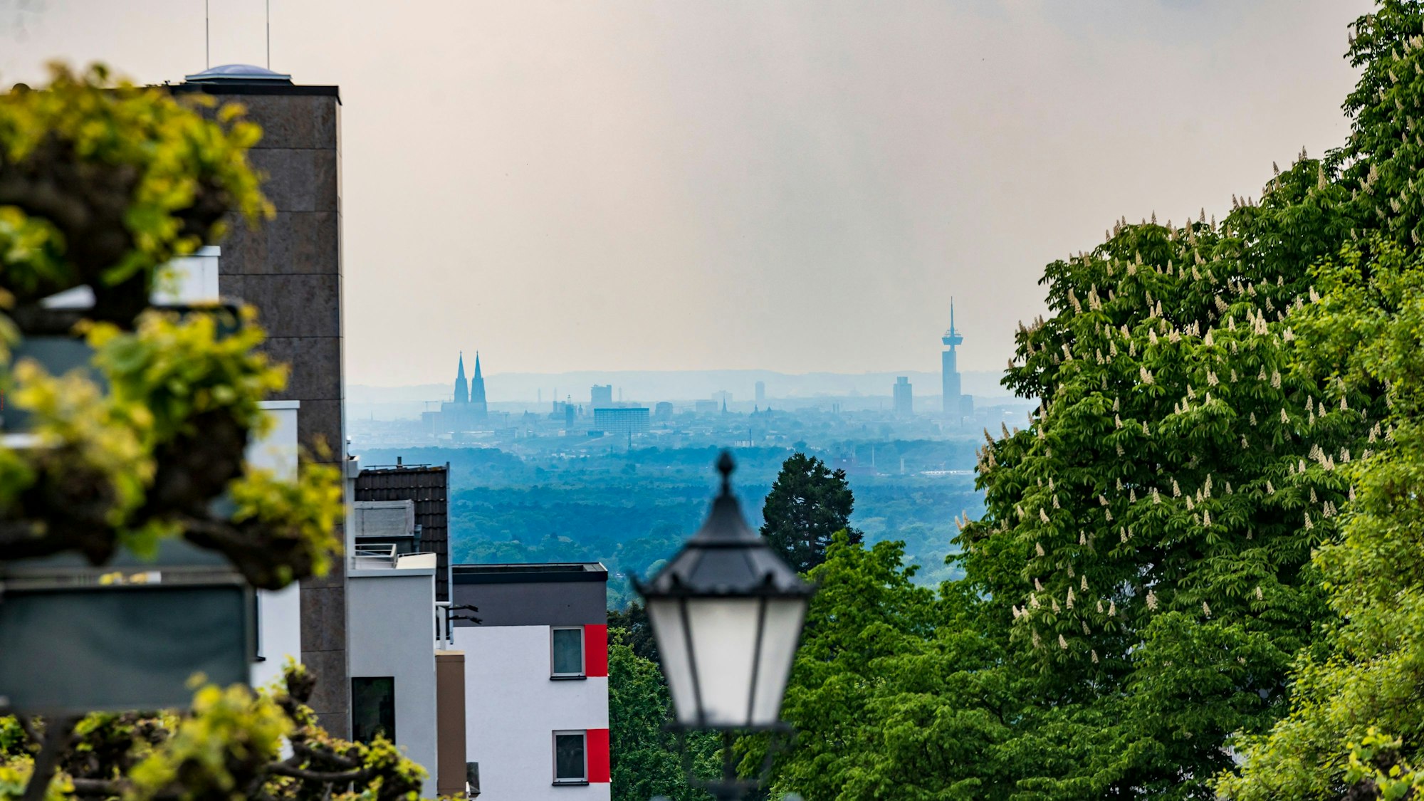 05.05.2022, Bensberg:
Feature Wetter Frühling Himmel Sonne Flora Dom
Blick auf Köln und den Kölner Dom von der Schlossstraße in Bensberg aus gesehen. Bensberg ist ein Stadtteil von der Stadt Bergisch Gladbach in NRW.
Die Mittelachse des Bensberger Schlosses und damit auch die Schlossstraße sind exakt auf den Kölner Dom ausgerichtet.
Donnerstag 5. Mai 2022
Aufgenommen am: 05.05.2022
Foto: Alexander Roll (Staff)