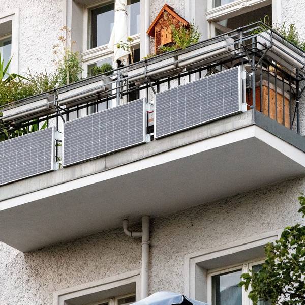 ARCHIV - Praktische Sache: eine Photovoltaik-Anlage am Balkon. Damit der Strom fließen kann, ist ein Wechselrichter nötig - der sollte aber zuverlässig und sicher sein. Foto: Bernd Diekjobst/dpa-tmn - Honorarfrei nur für Bezieher des dpa-Themendienstes +++ dpa-Themendienst +++