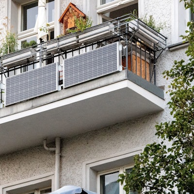 ARCHIV - Praktische Sache: eine Photovoltaik-Anlage am Balkon. Damit der Strom fließen kann, ist ein Wechselrichter nötig - der sollte aber zuverlässig und sicher sein. Foto: Bernd Diekjobst/dpa-tmn - Honorarfrei nur für Bezieher des dpa-Themendienstes +++ dpa-Themendienst +++