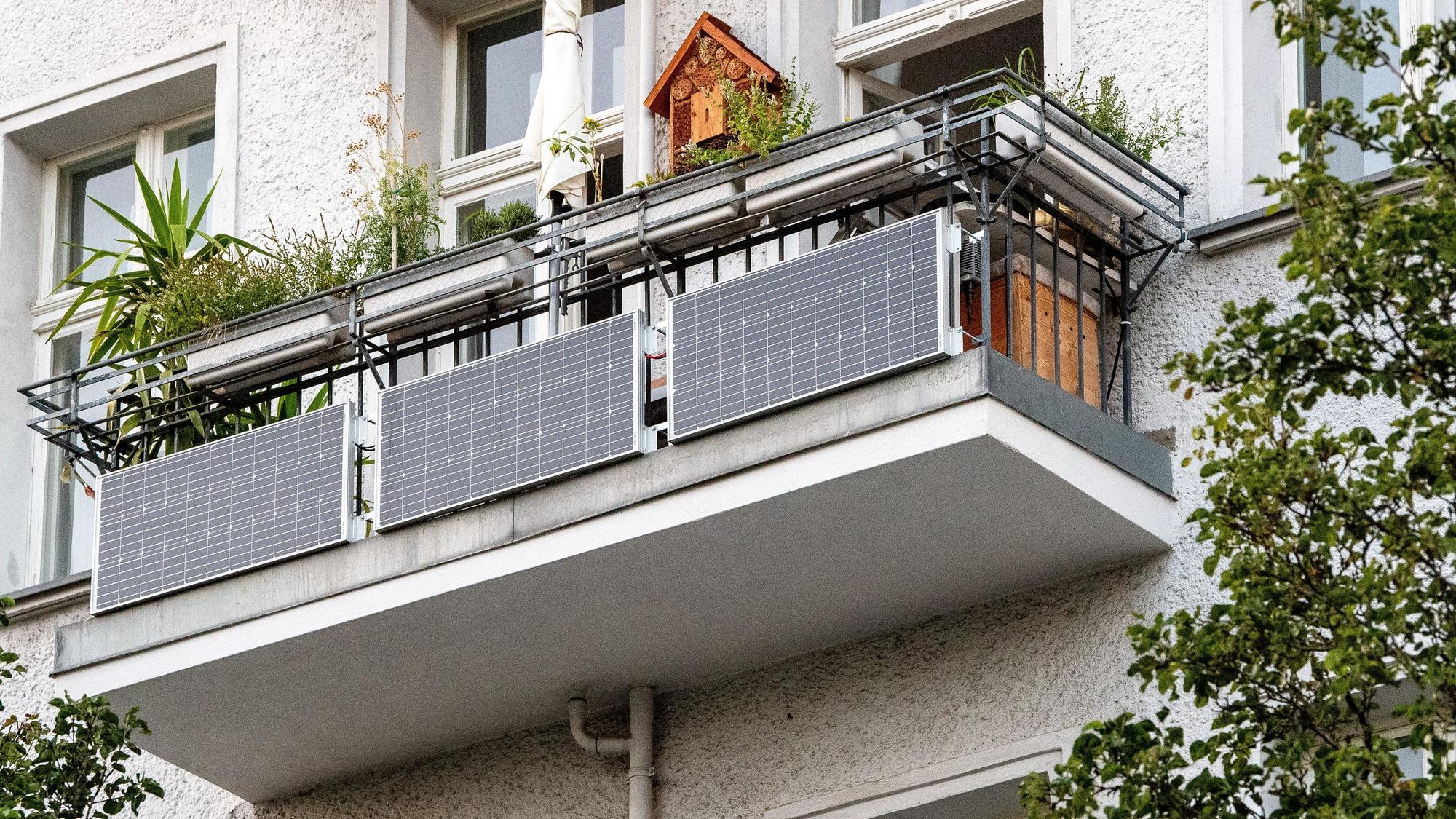 ARCHIV - Praktische Sache: eine Photovoltaik-Anlage am Balkon. Damit der Strom fließen kann, ist ein Wechselrichter nötig - der sollte aber zuverlässig und sicher sein. Foto: Bernd Diekjobst/dpa-tmn - Honorarfrei nur für Bezieher des dpa-Themendienstes +++ dpa-Themendienst +++