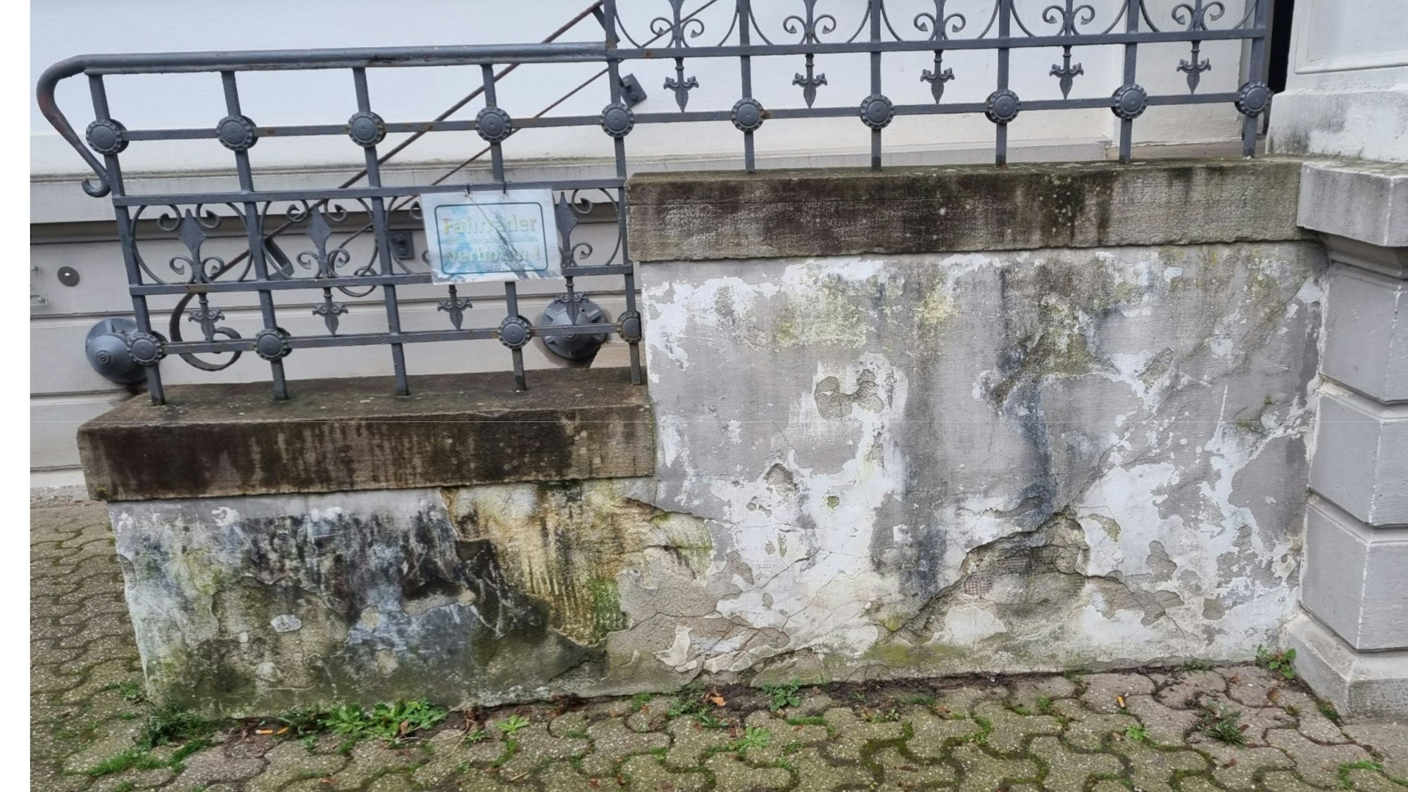 Der marode Sockel der Treppen vor der Sanierung.