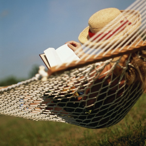 Eine Frau liest in einer Hängematte (Symbolbild)
