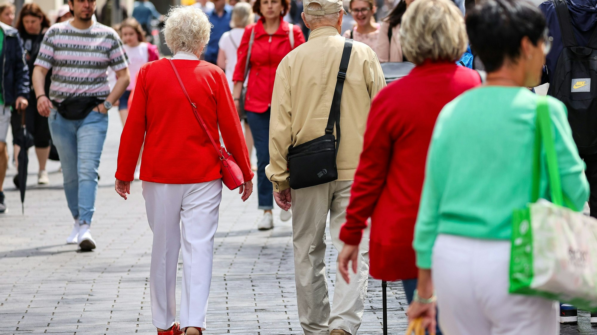 Senioren gehen zum Einkaufen durch die Leipziger Innenstadt.