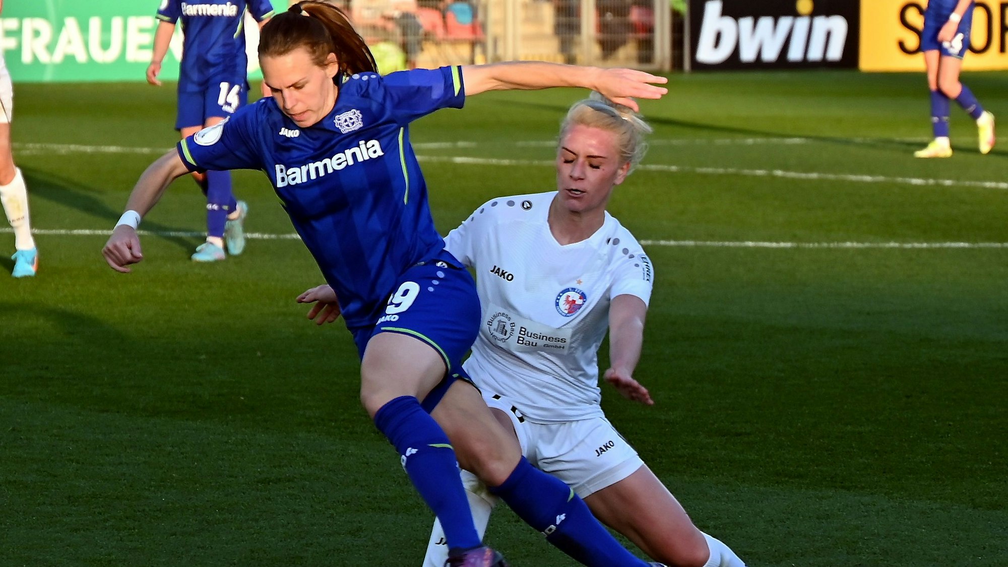 18.04.2022, Fussball-Bayer-Potsdam
vorne: Dora Zeller (Bayer)
rechts: Merle Barth (Potsdam)
Foto: Uli Herhaus