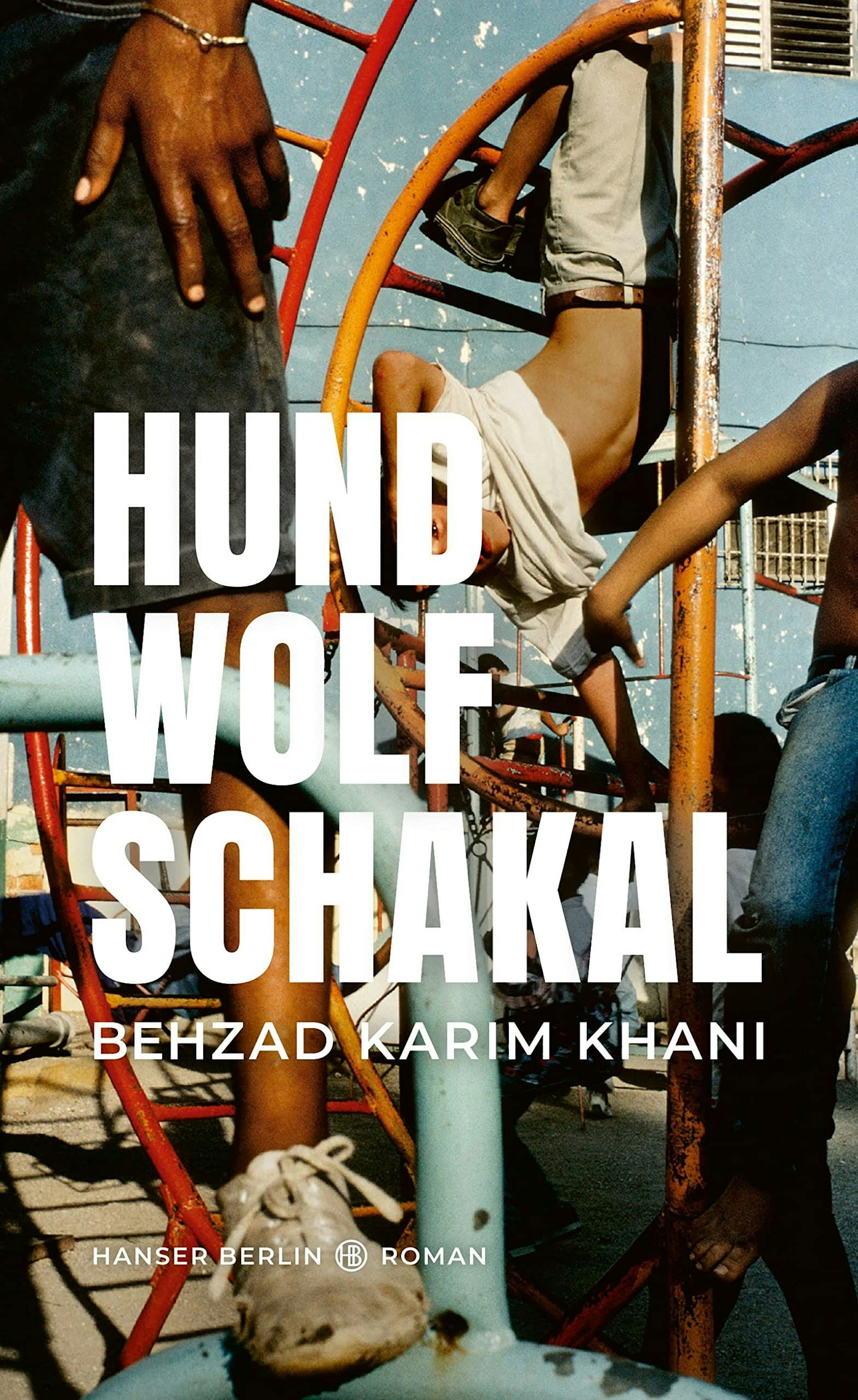 Auf dem Foto ist in einer extremen Nahsicht ein Spielplatz mit metallenen Stangen zu sehen und Kinder, die an ihnen herumklettern.