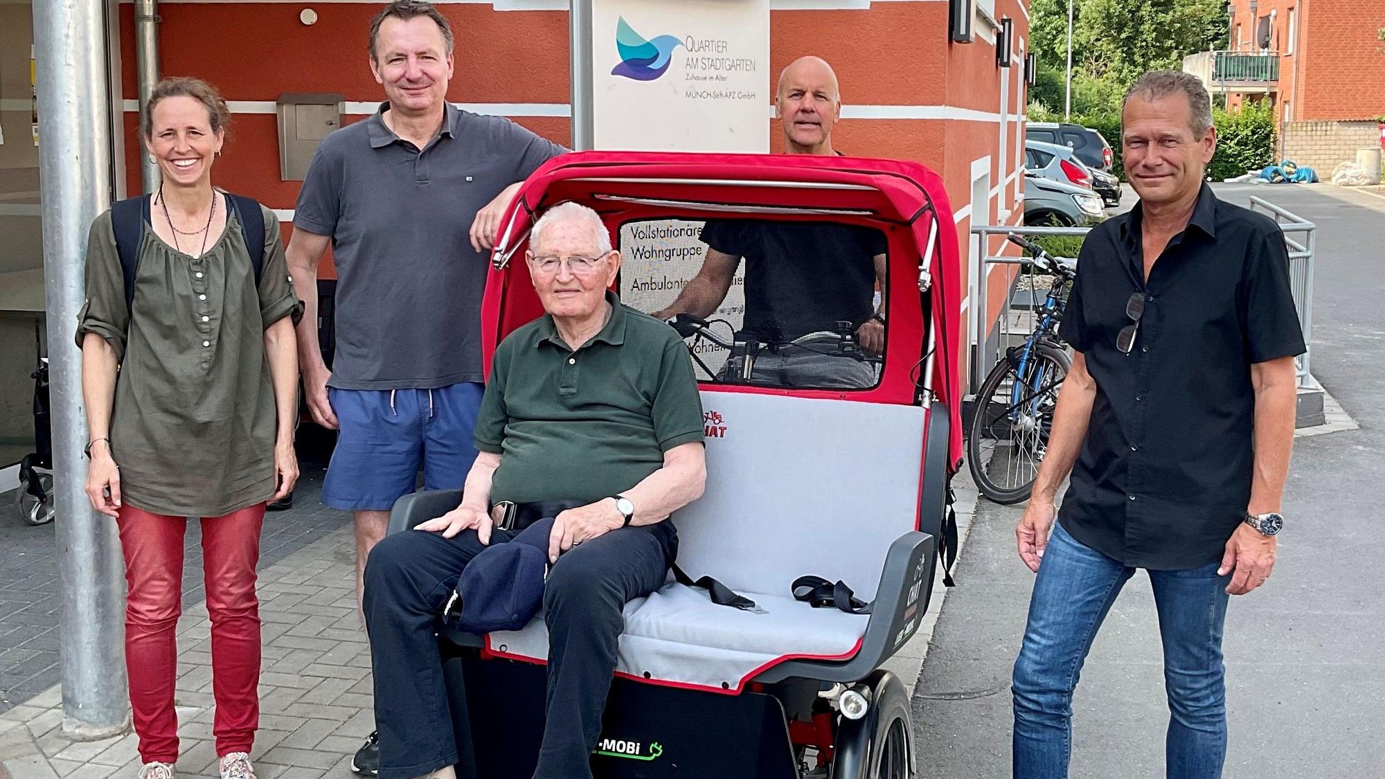 Christiane Walek (Projekt miteinander und nicht allein), Georg Pünder (Pilot), Klaus Brandes (Fahrgast), Andreas Kühlert-Habricht, Michael Zieger (Einrichtungsleiter) v.l.