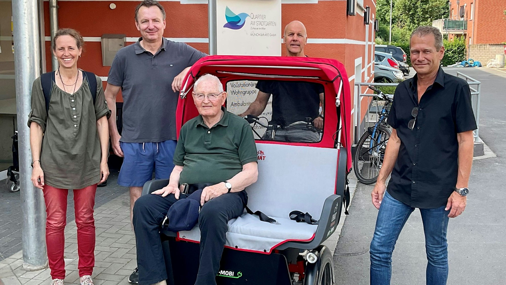 Christiane Walek (Projekt miteinander und nicht allein), Georg Pünder (Pilot), Klaus Brandes (Fahrgast), Andreas Kühlert-Habricht, Michael Zieger (Einrichtungsleiter) v.l.
