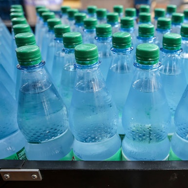 Aufgereihte Mineralwasserflaschen.