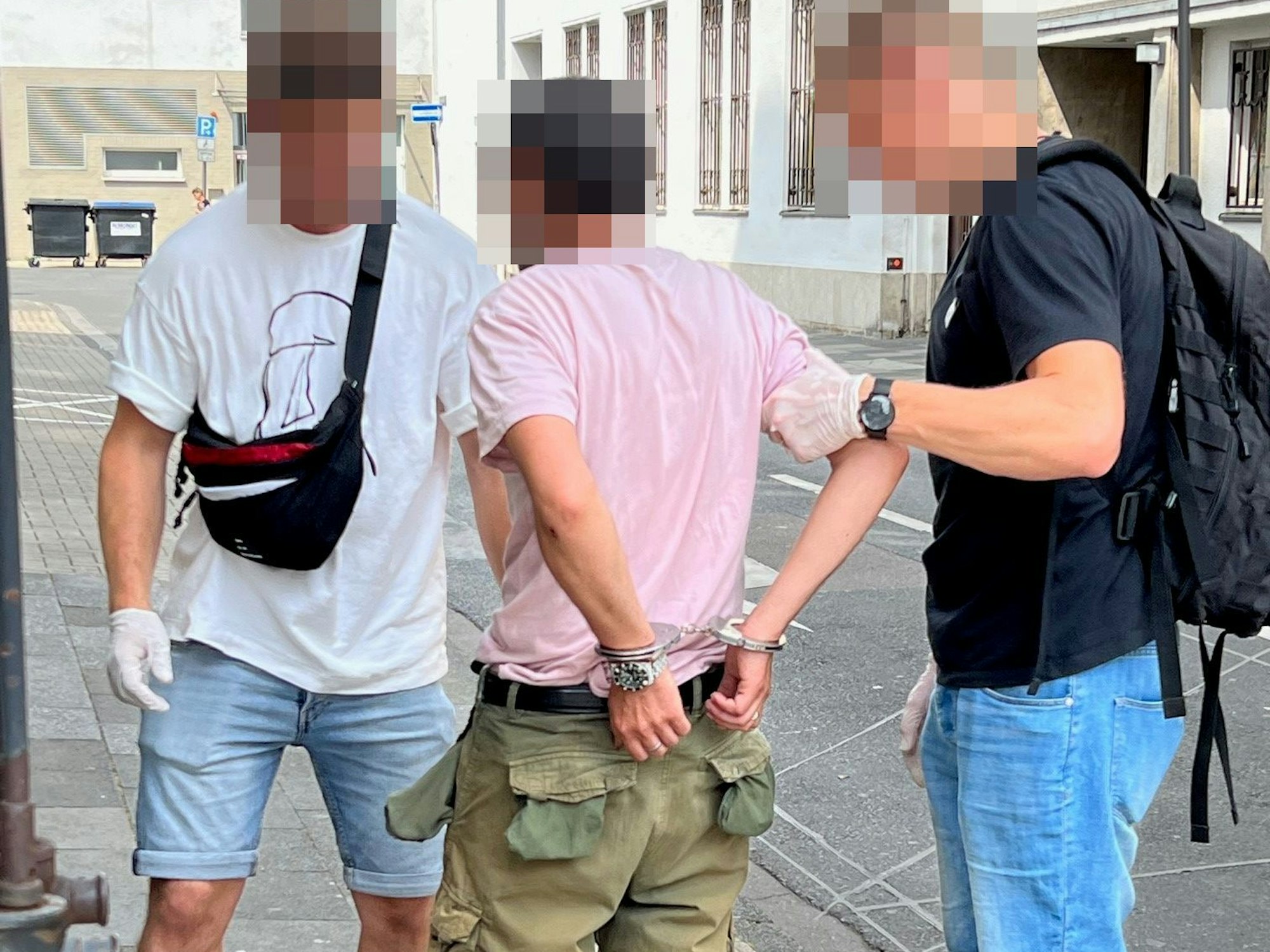 Zwei Fahnder des Einsatztrupps Mitte der Polizei Köln kontrollieren einen mutmaßlichen Drogendealer, den sie auf dem Neumarkt festgenommen haben.