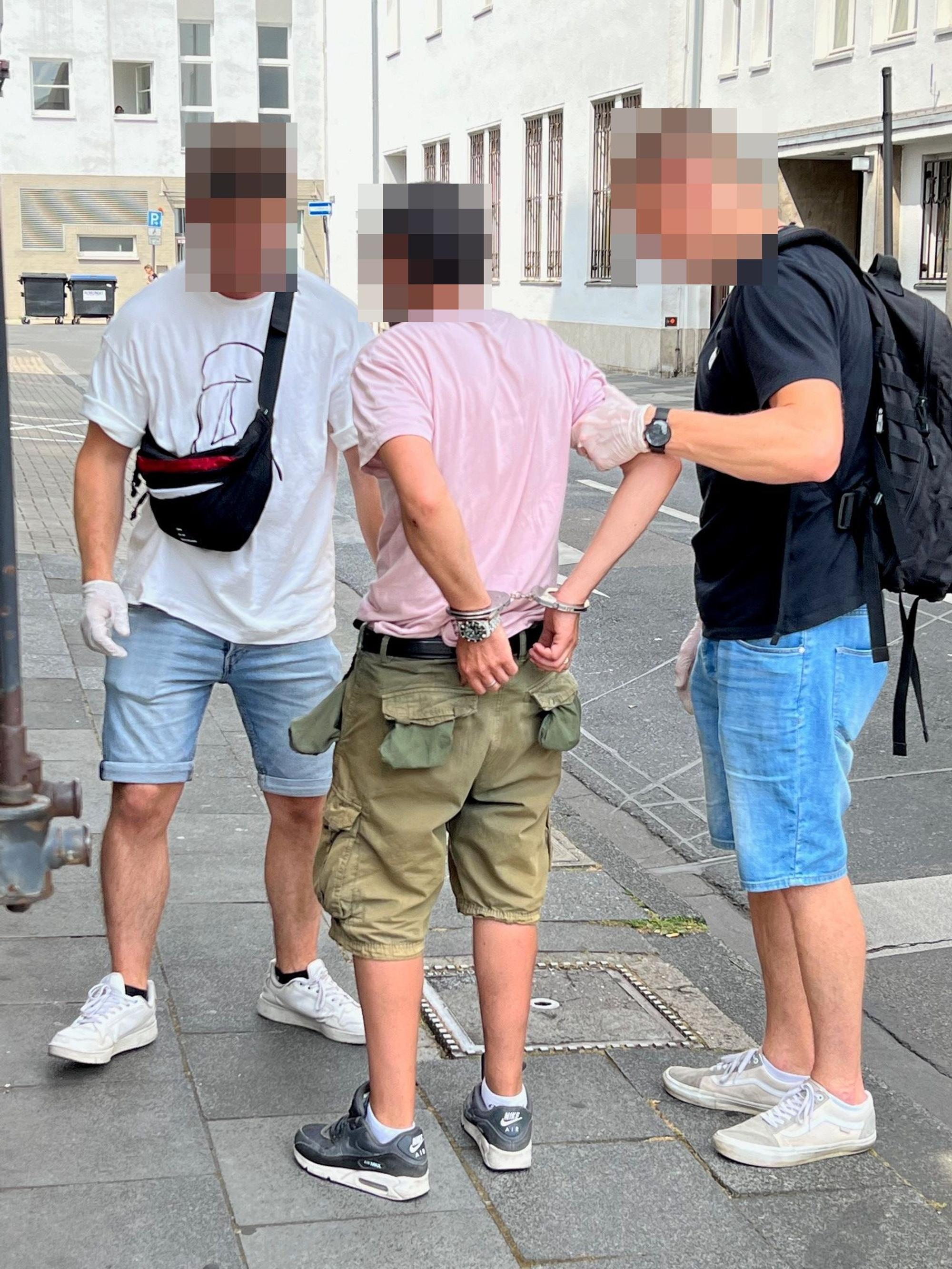Zwei Fahnder des Einsatztrupps Mitte kontrollieren einen mutmaßlichen Drogendealer, den sie auf dem Neumarkt beobachtet haben.