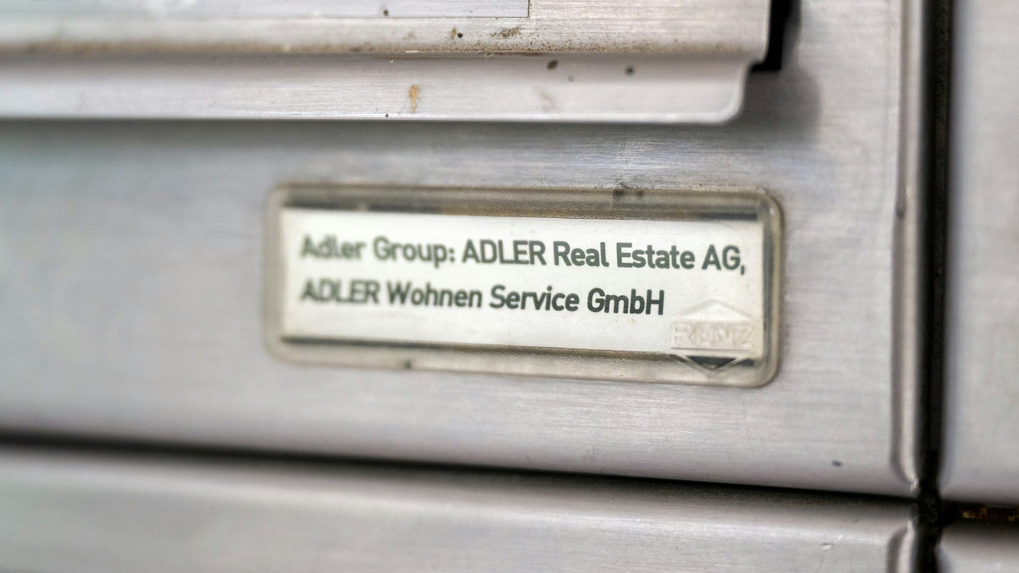 Berlin: Adler Real Estate steht auf einem Briefkasten von einem Gebäude von Adler Real Estate.