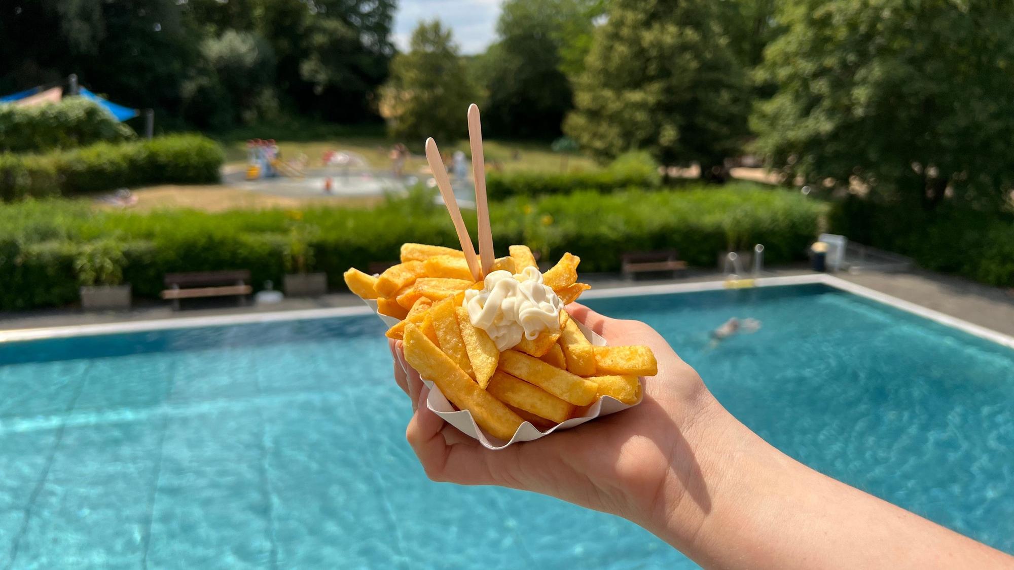 Das Zündorfbad hat einen riesigen Außenbereich mit Spielmöglichkeiten für Kinder und ein Schwimmerbecken.