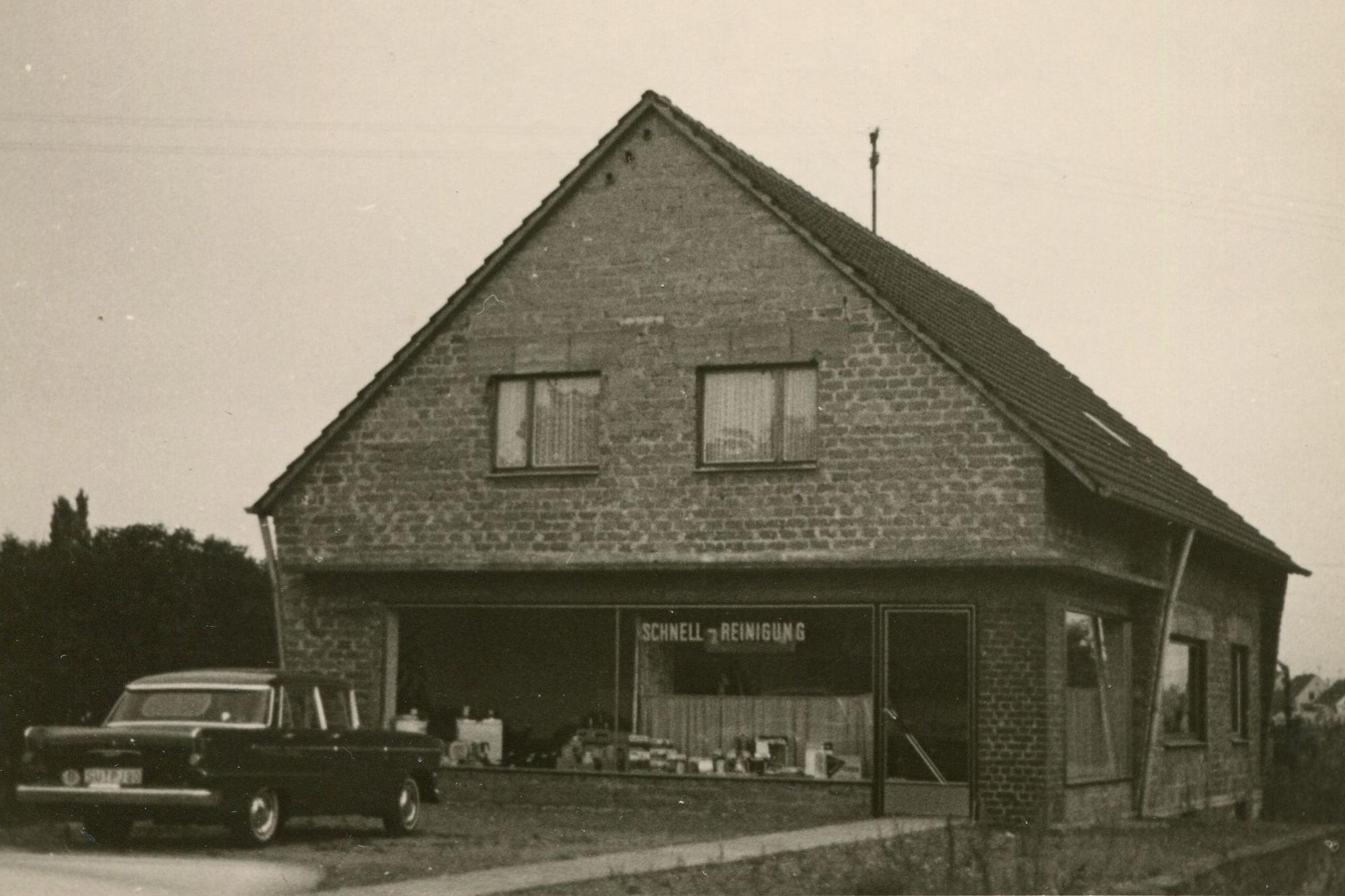 Blick auf das Ladenlokal für eine Schnell-Reinigung von Hein und Maria Keil in der Hennefer Straße 18 in Sankt Augustin.