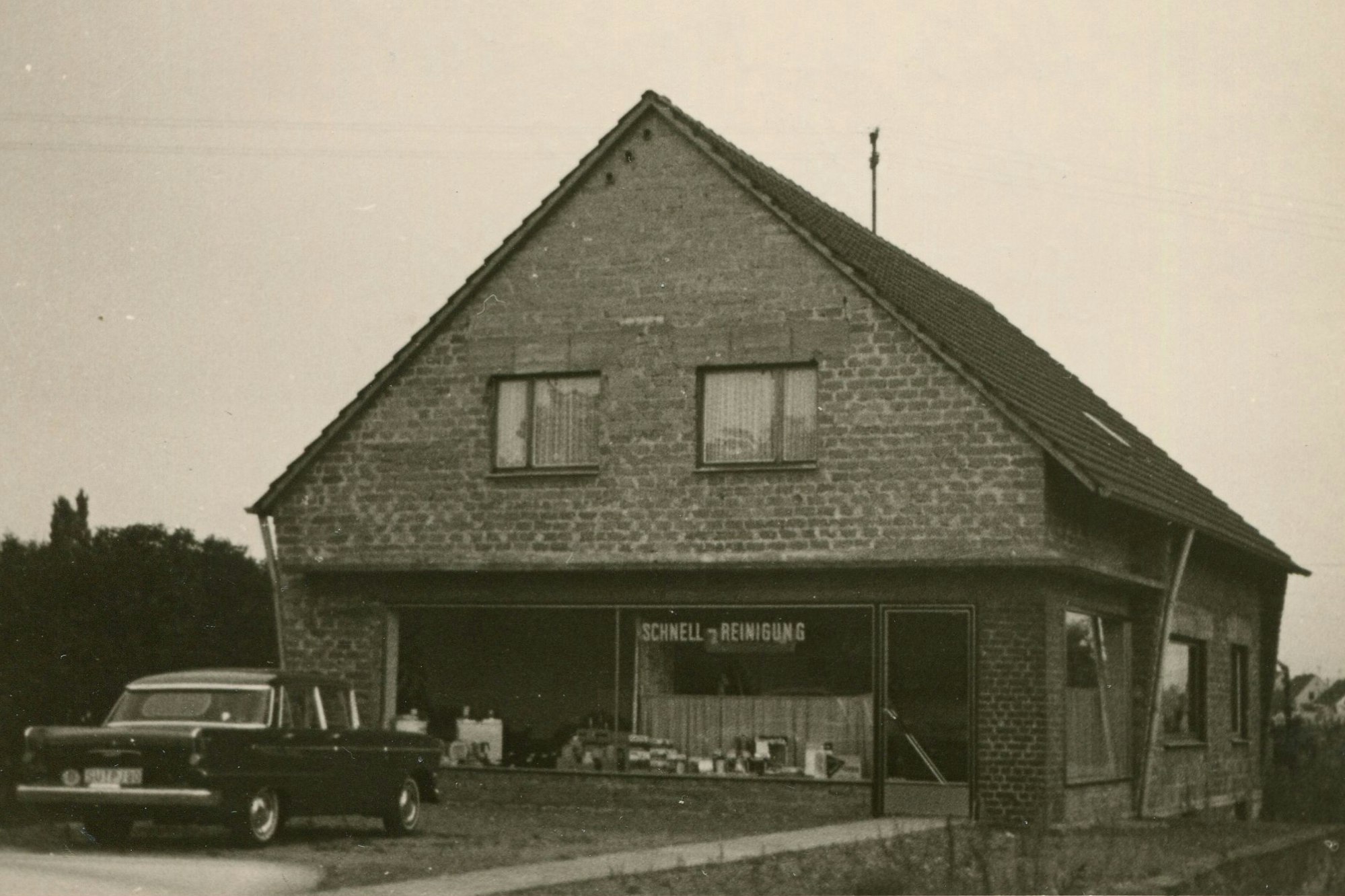 Blick auf das Ladenlokal für eine Schnell-Reinigung von Hein und Maria Keil in der Hennefer Straße 18 in Sankt Augustin.