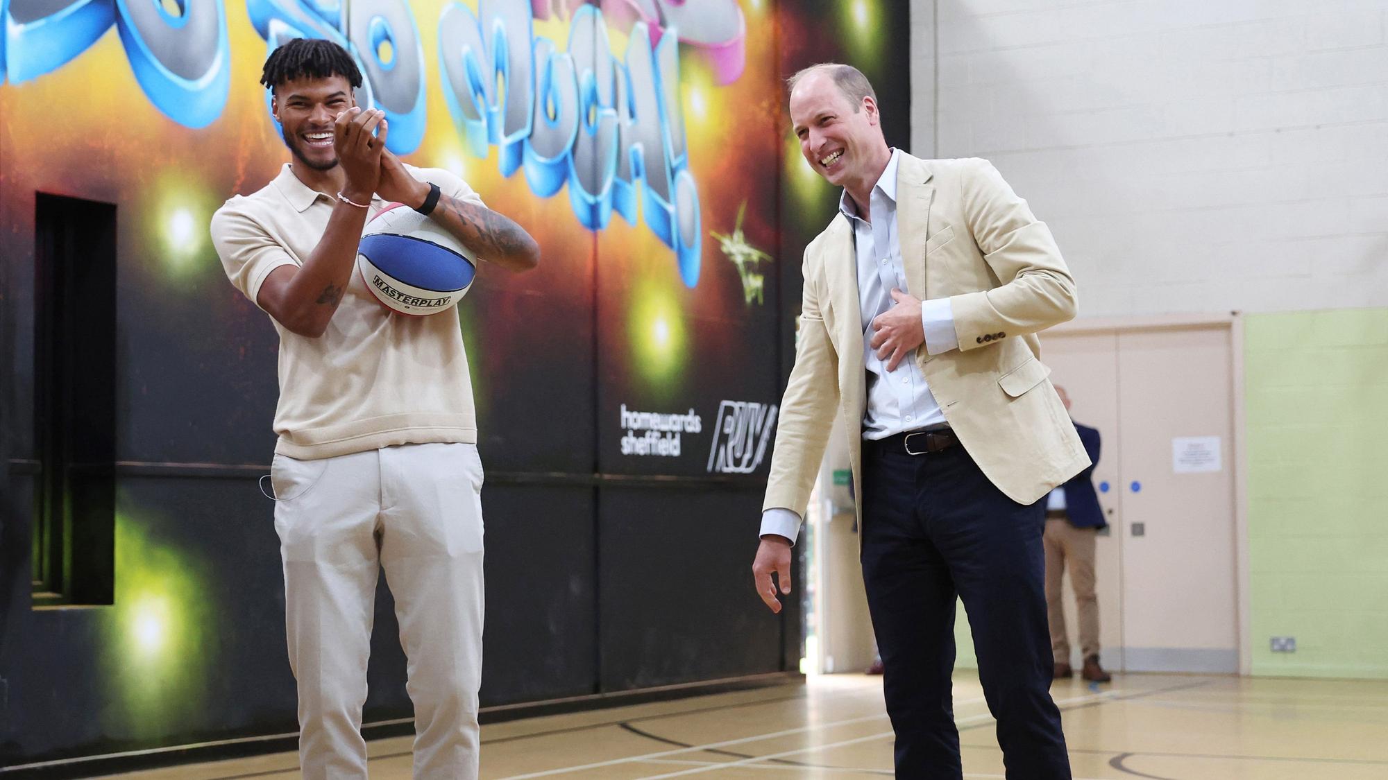 Fußballspieler Tyrone Mings von Aston Villa mit Prinz William.