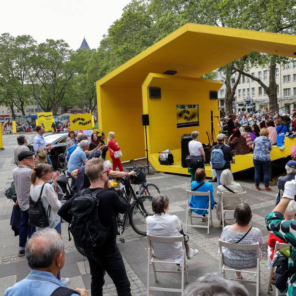 Eröffnung des gelben Pavillons auf dem Neumarkt.