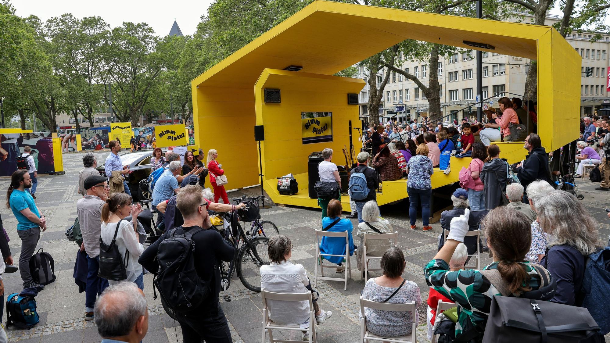 Eröffnung des gelben Pavillons auf dem Neumarkt.