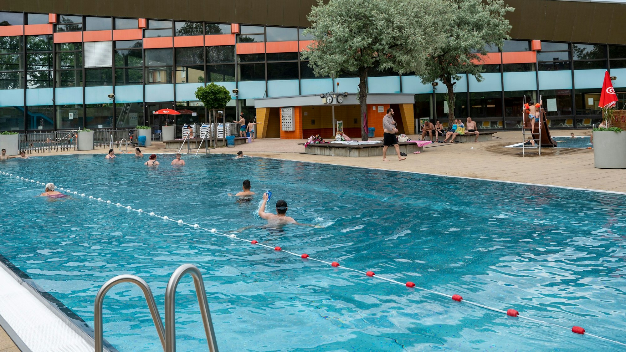 Das Schwimmbecken mit Besuchern des Höhenbergbades.