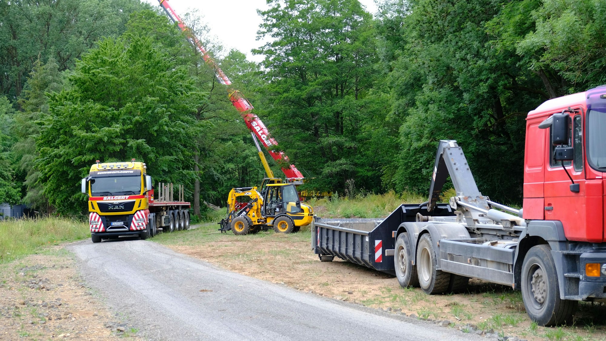 Lastwagen, ein Radlader und ein Kran an der Brückenbaustelle an der Urft.