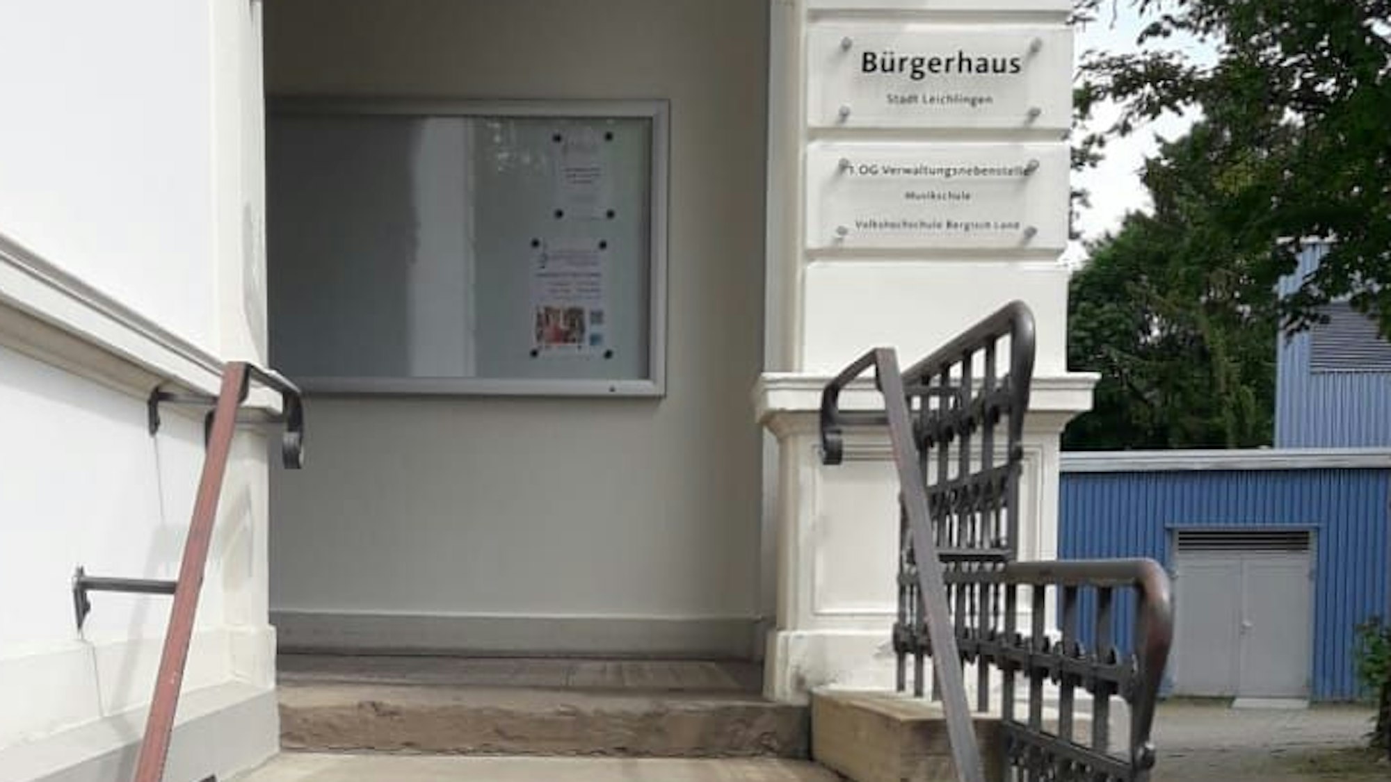 Neuer Schaukasten am Eingang zum Bürgerhaus Leichlingen