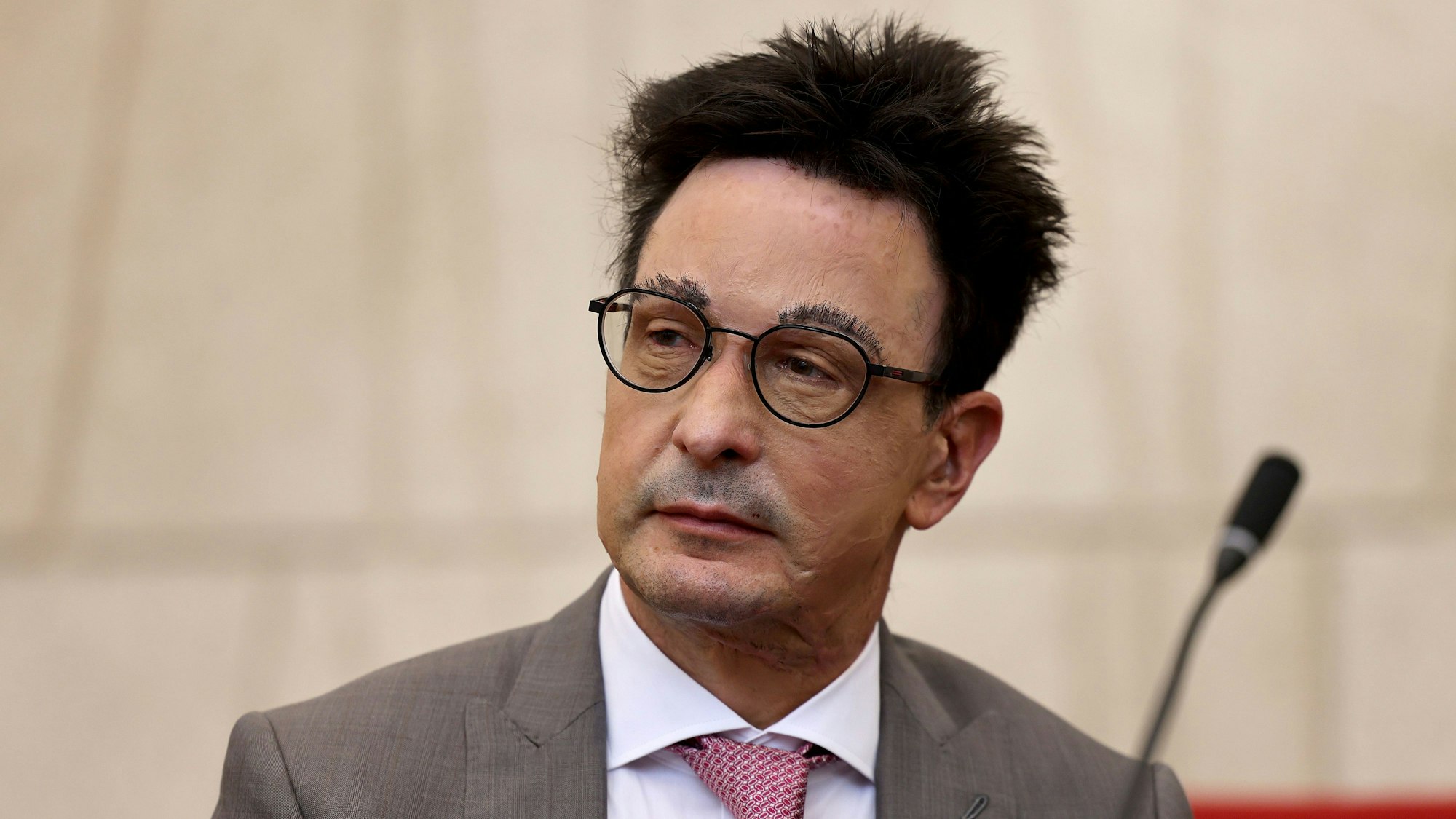 Bernhard Günther, Energiemanager, sitzt im Gerichtssaal des Wuppertaler Landgerichts.