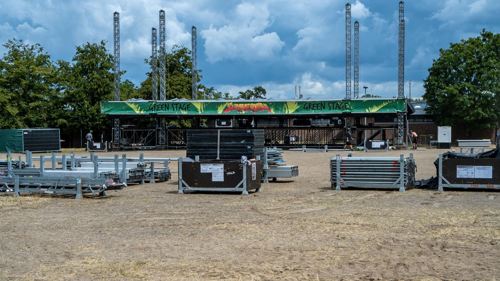 Bei der zweiten Bühne des Summerjam muss am Dienstag noch das Dach hochgezogen werden.