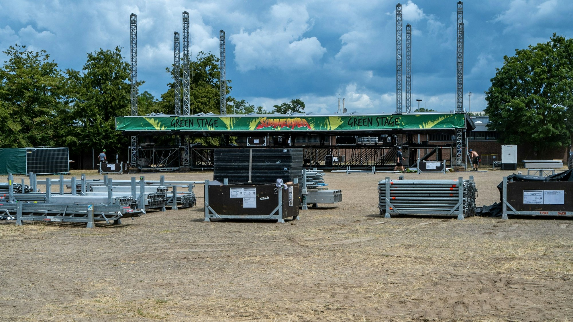 Bei der zweiten Bühne des Summerjam muss am Dienstag noch das Dach hochgezogen werden.