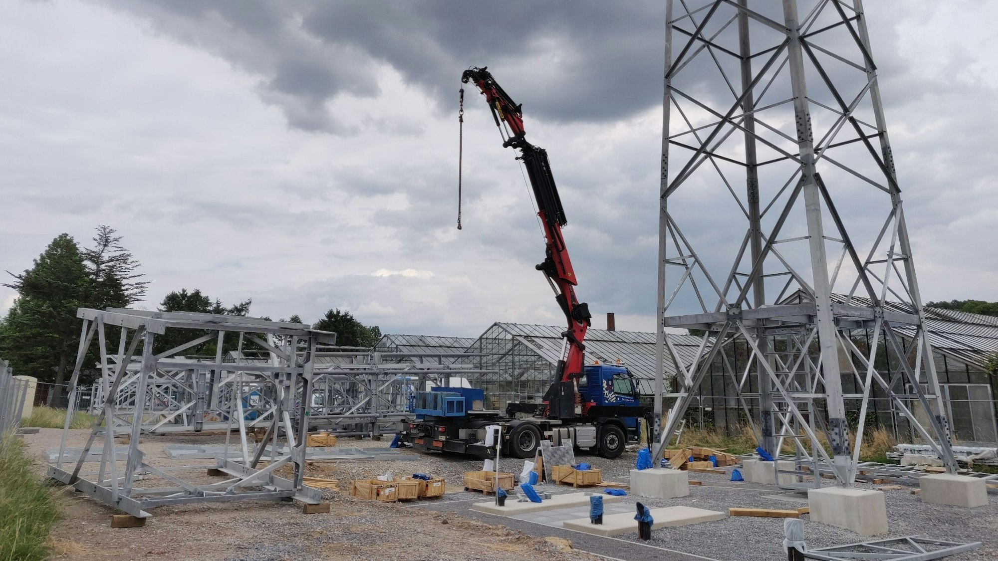 Baustelle für den neuen Funkmast neben „Zimmers Gartenland“ in Leichlingen-Nesselrath.
