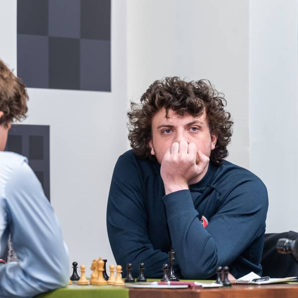 Magnus Carlsen (l) aus Norwegen sitzt Hans Niemann aus den USA in der dritten Runde vom Schachturnier Sinquefield Cup im Saint Louis Chess Club gegenüber.