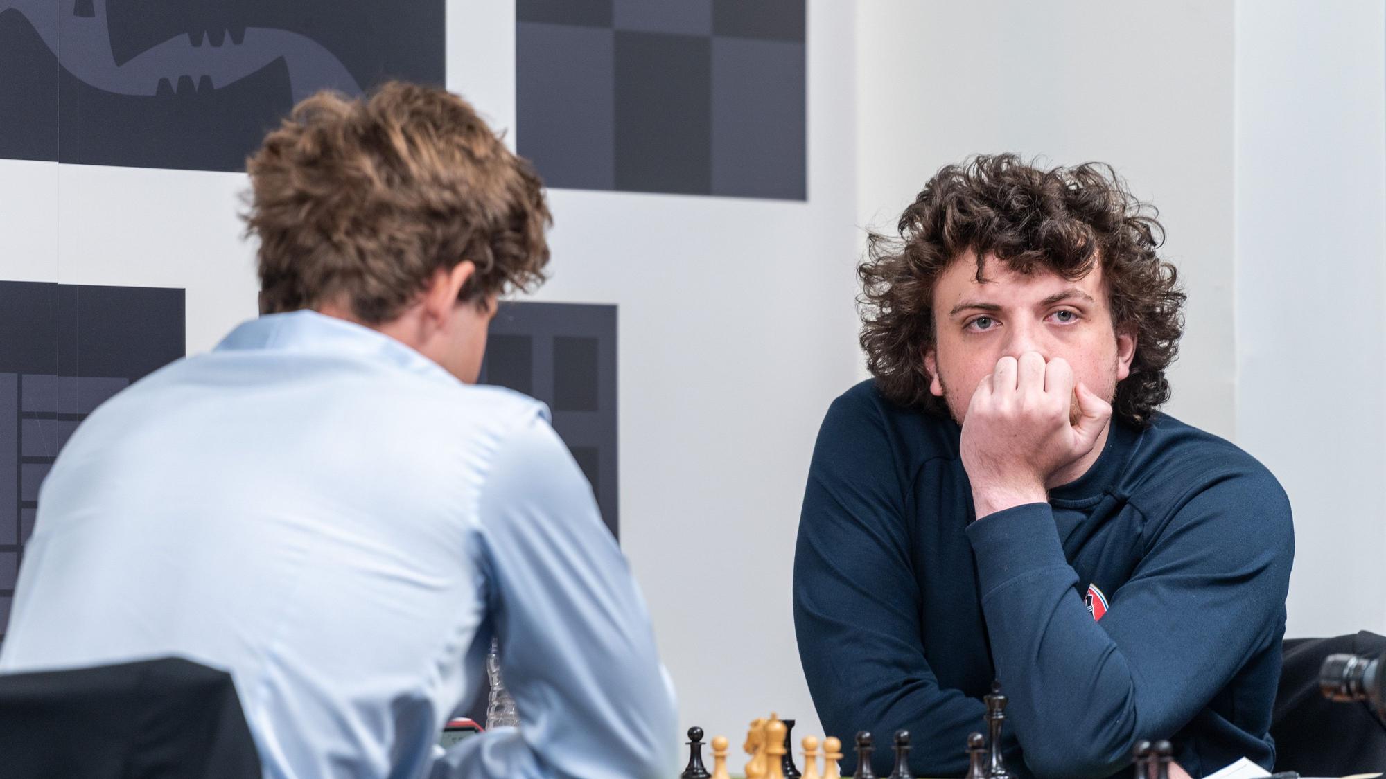 Magnus Carlsen (l) aus Norwegen sitzt Hans Niemann aus den USA in der dritten Runde vom Schachturnier Sinquefield Cup im Saint Louis Chess Club gegenüber.