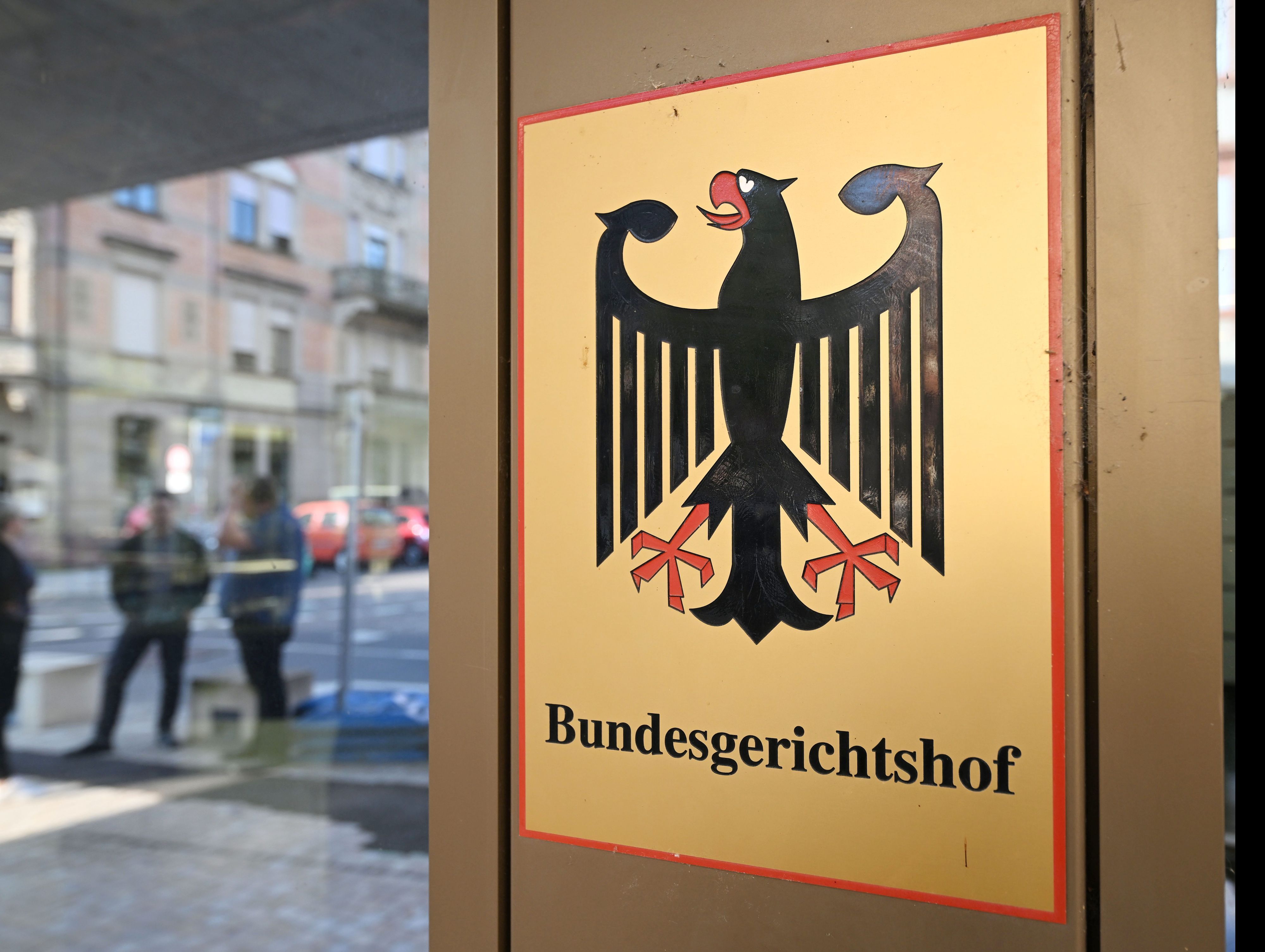 Ein Hinweisschild mit Bundesadler und dem Schriftzug "Bundesgerichtshof", aufgenommen vor dem Bundesgerichtshof (BGH).