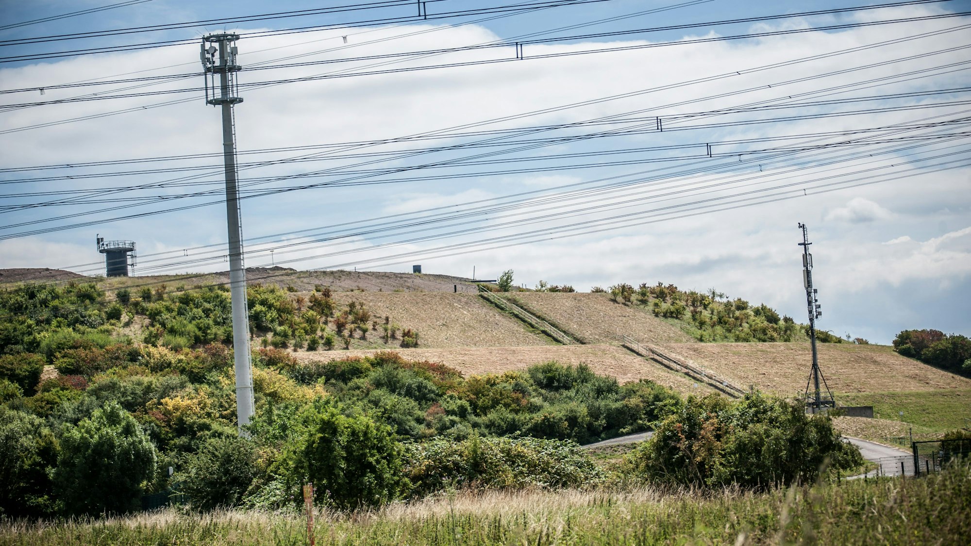 Die Hänge der aktiven Deponie Bürrig, von Rheindorf aus gesehen.