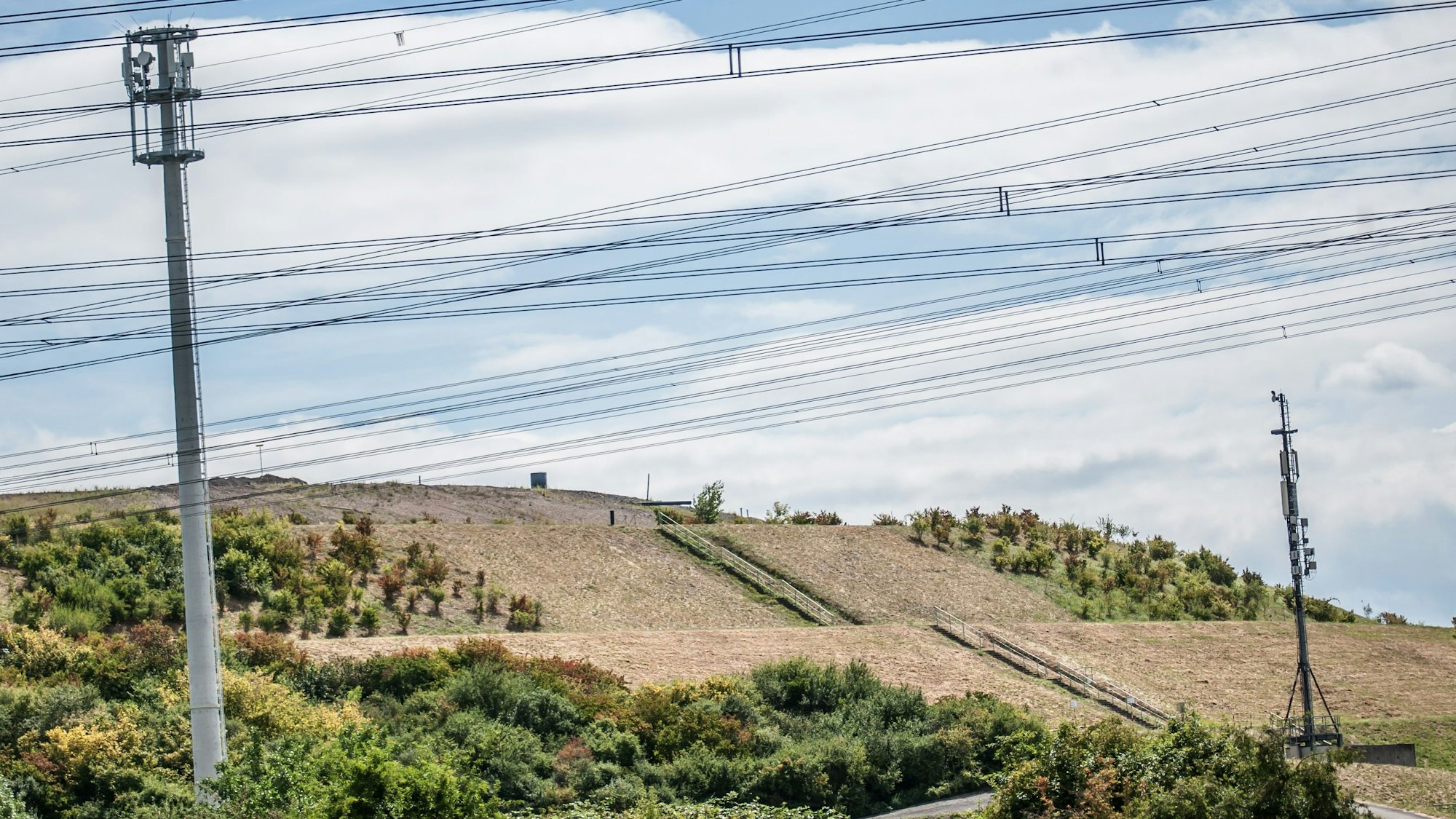 Die Hänge der Sondermüll-Deponie in Bürrig