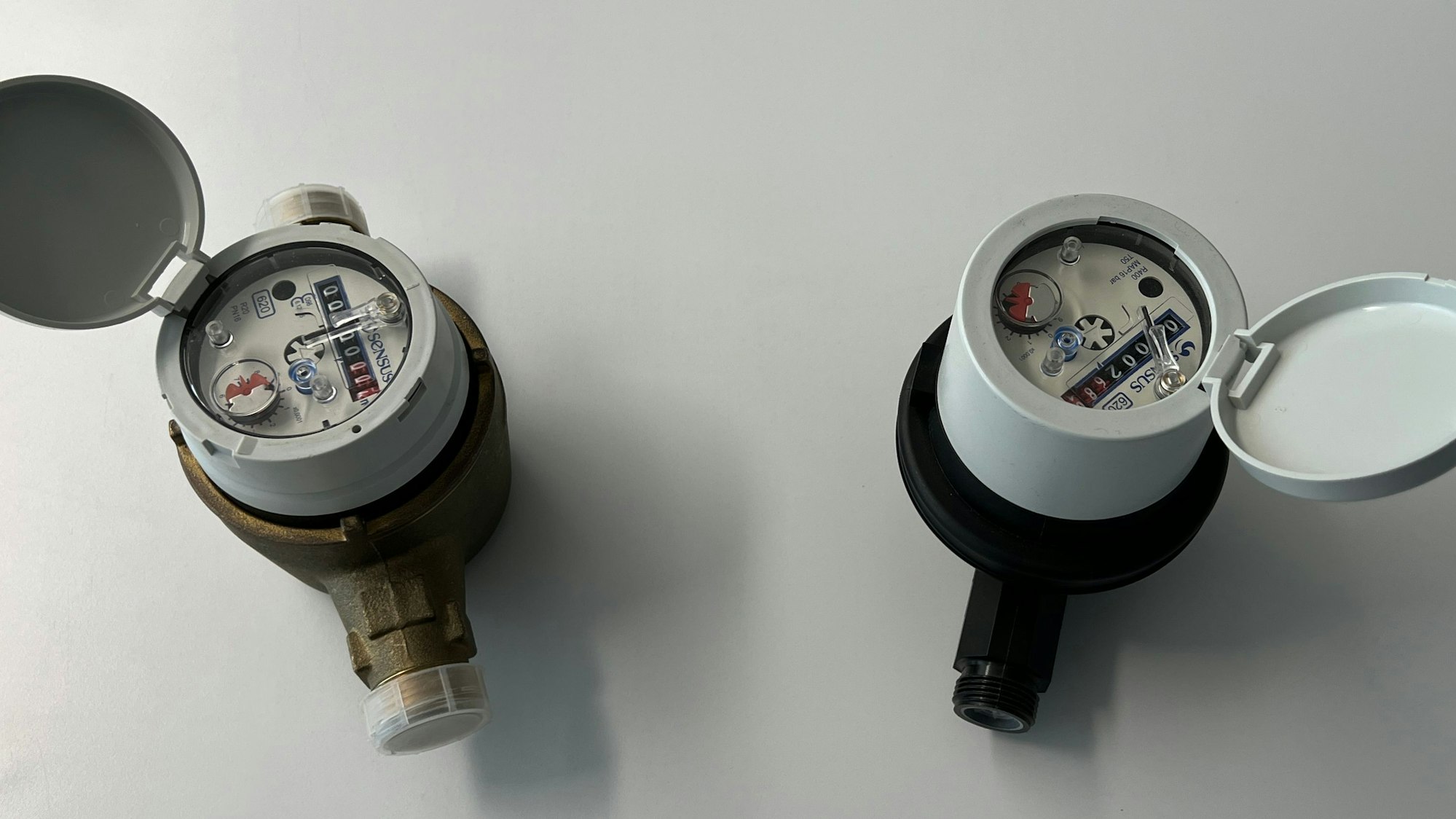 Die Wasserzähler aus Kunststoff (r.) sind weitaus leichter als die aus Messing.