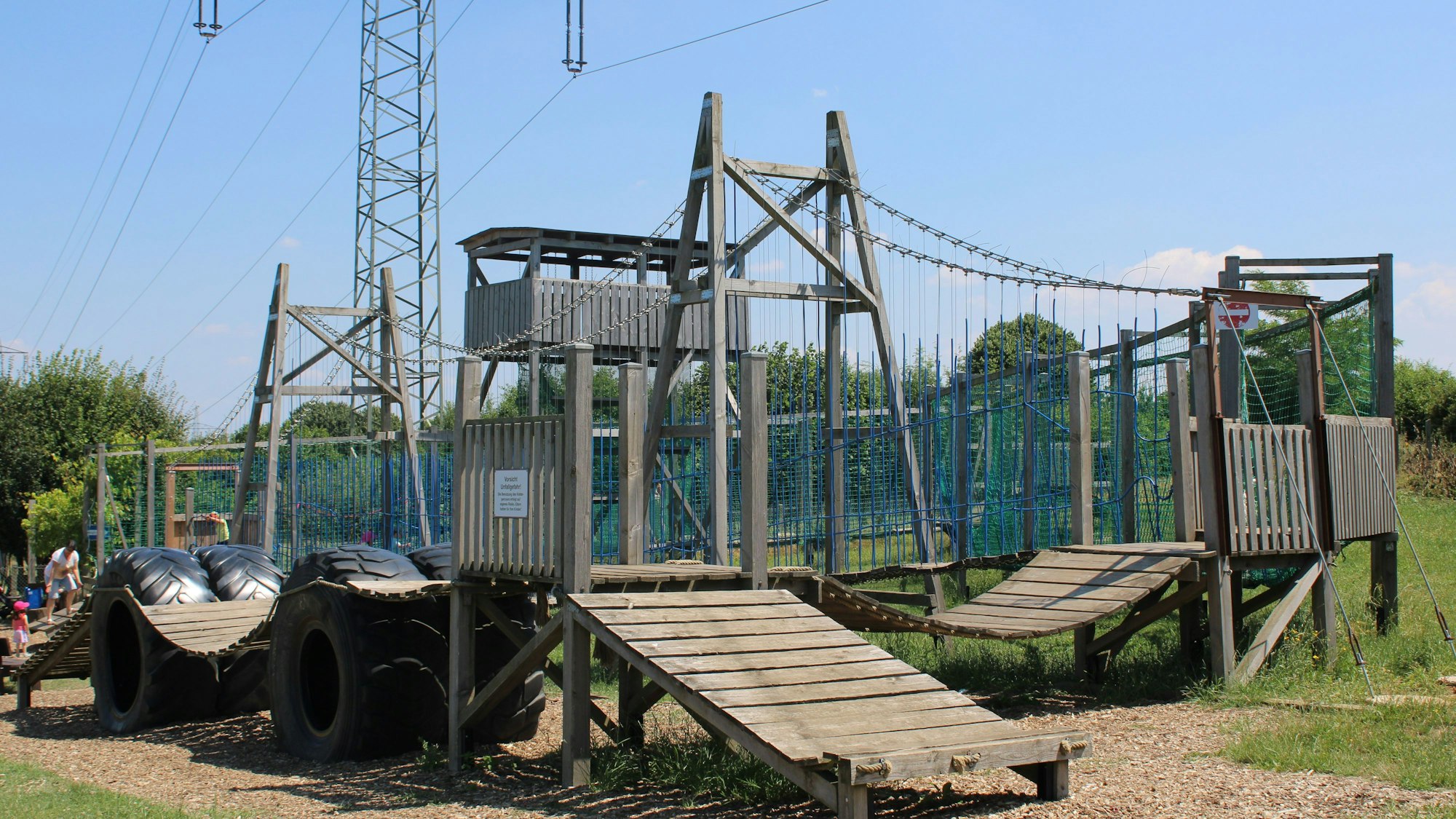 Das Bild zeigt einen Kletterparcours aus Holz.