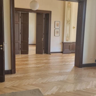 Der Parkettboden in Erdgeschoss und Weyermannsaal ist aufgearbeitet und lackiert worden.
