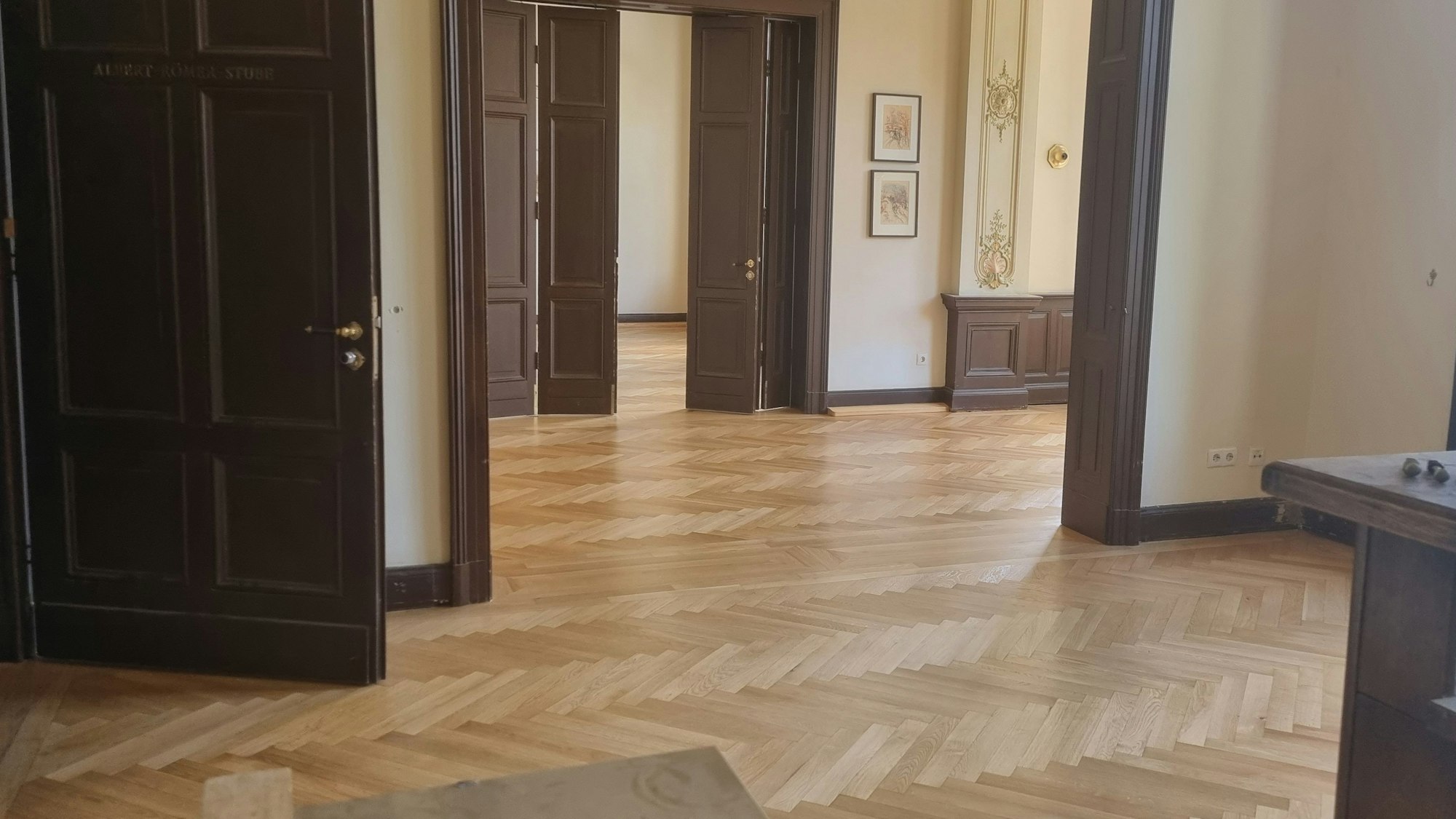 Der Parkettboden in Erdgeschoss und Weyermannsaal ist aufgearbeitet und lackiert worden.