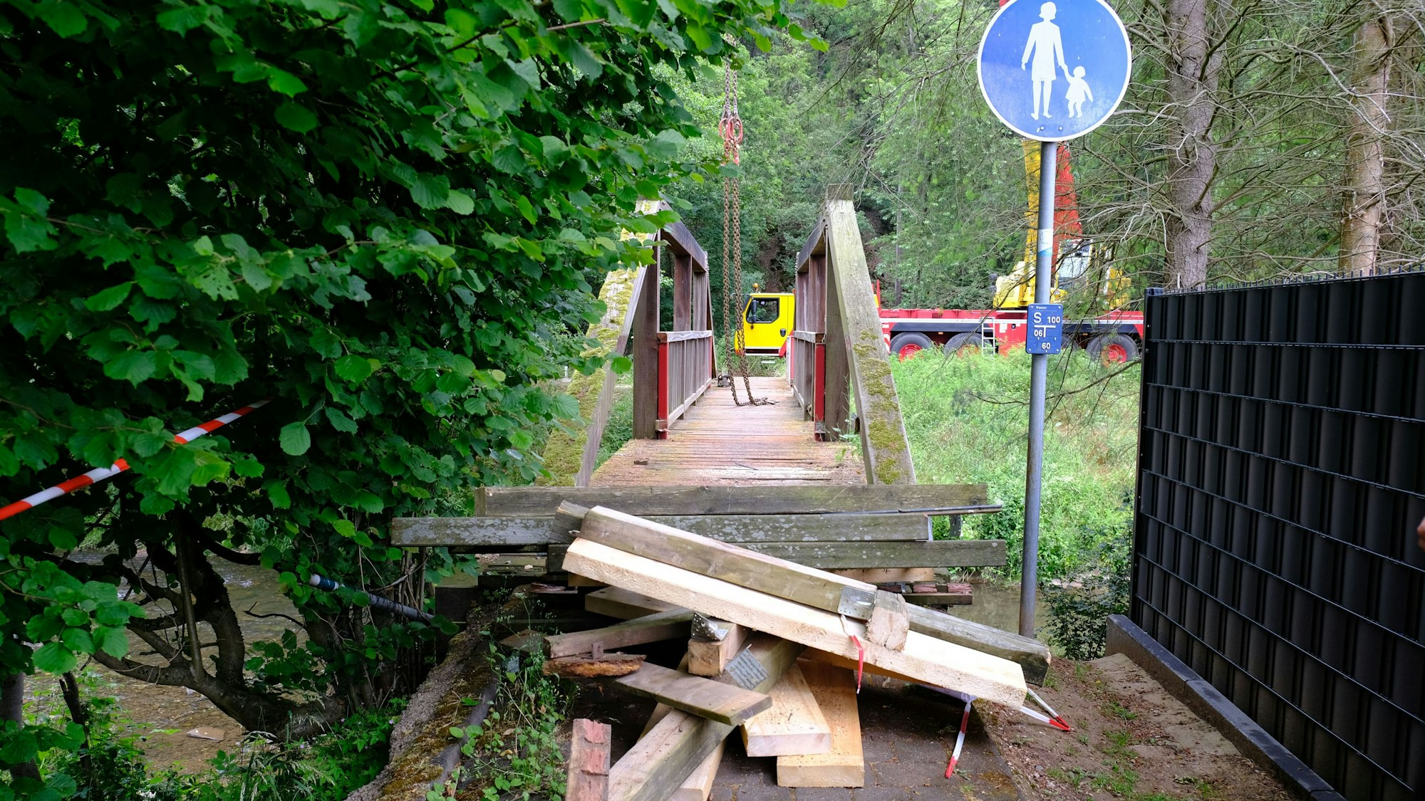 Holzbohlen versperren den Zugang zu der Fußgängerbrücke.